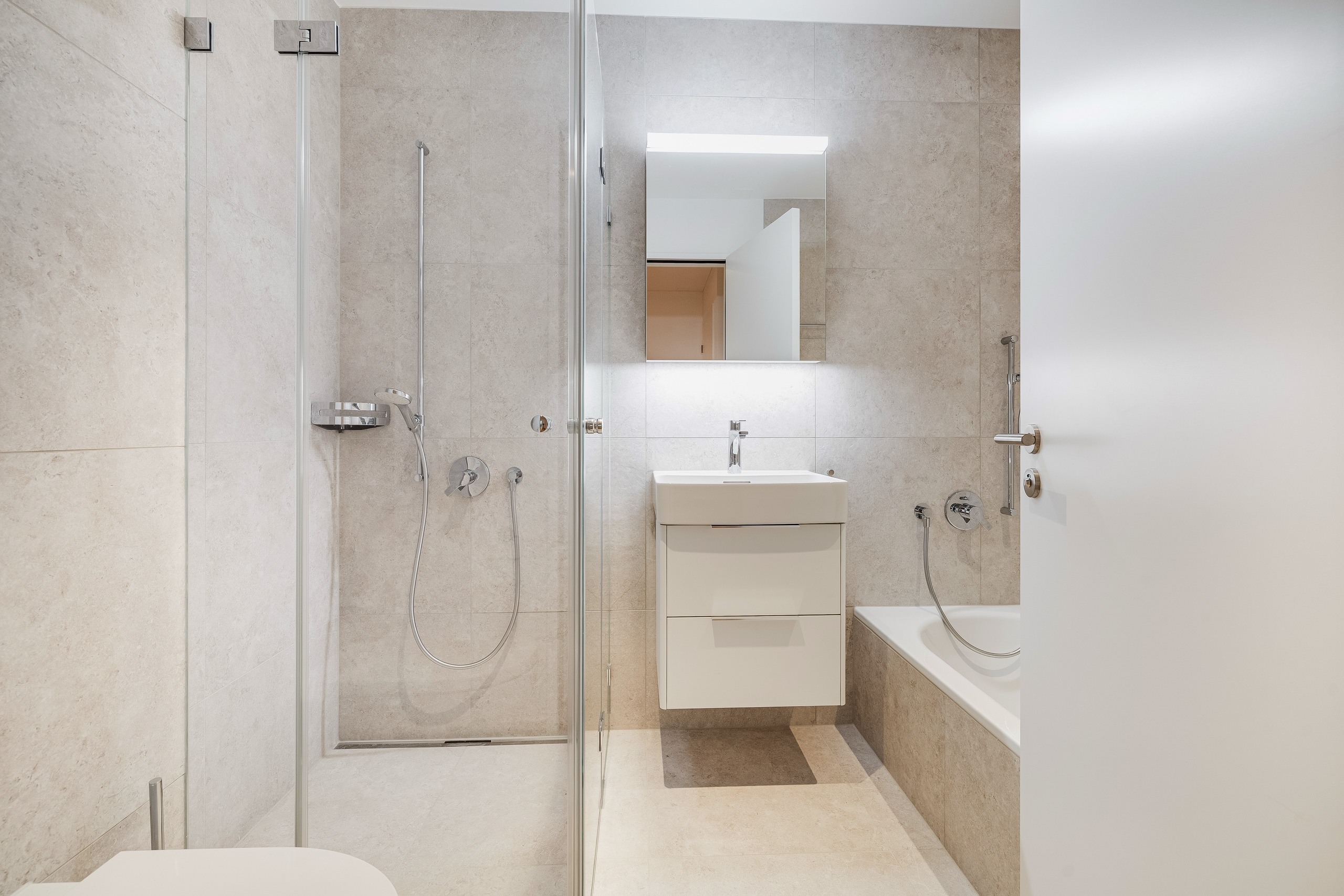 Badzimmer mit Bad & Dusche Badzimmer mit Bad & Dusche