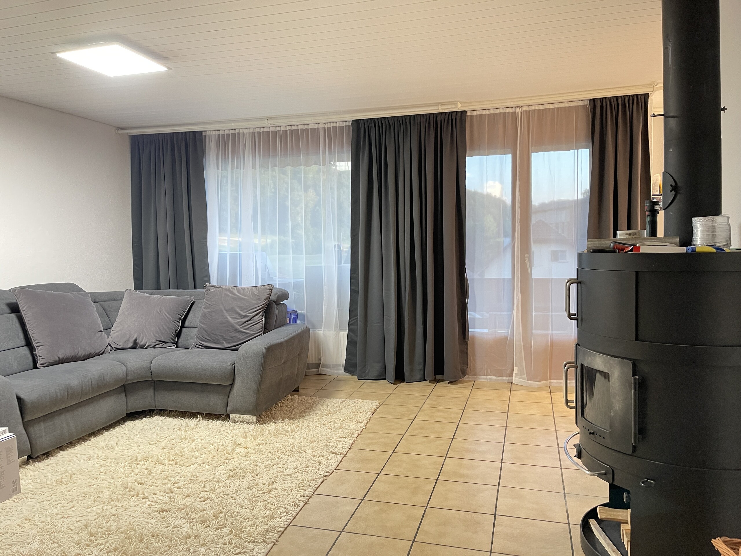 Wohnzimmer mit Zutritt auf den Balkon Wohnzimmer mit Zutritt auf den Balkon