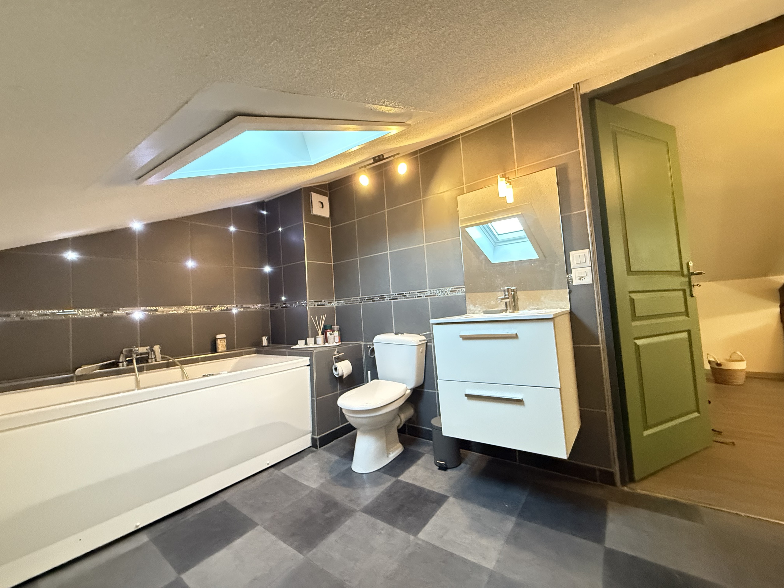 mezzanine salle de bains avec baignoire à bulles