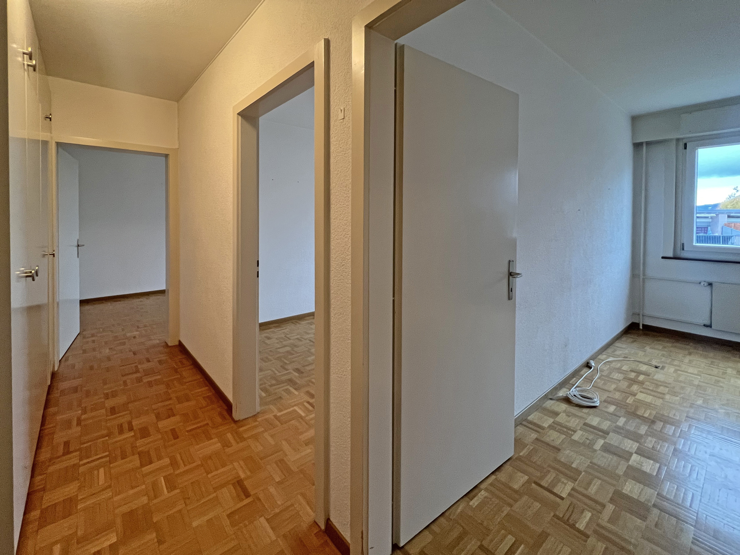 Hall de distribution avec armoires murales