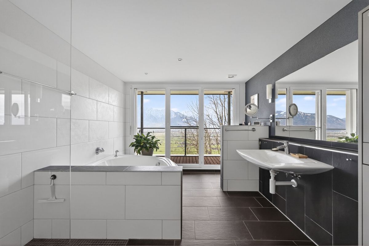 Modernes Badezimmer mit, Eckbadewanne, Dusche und freier Bergblick