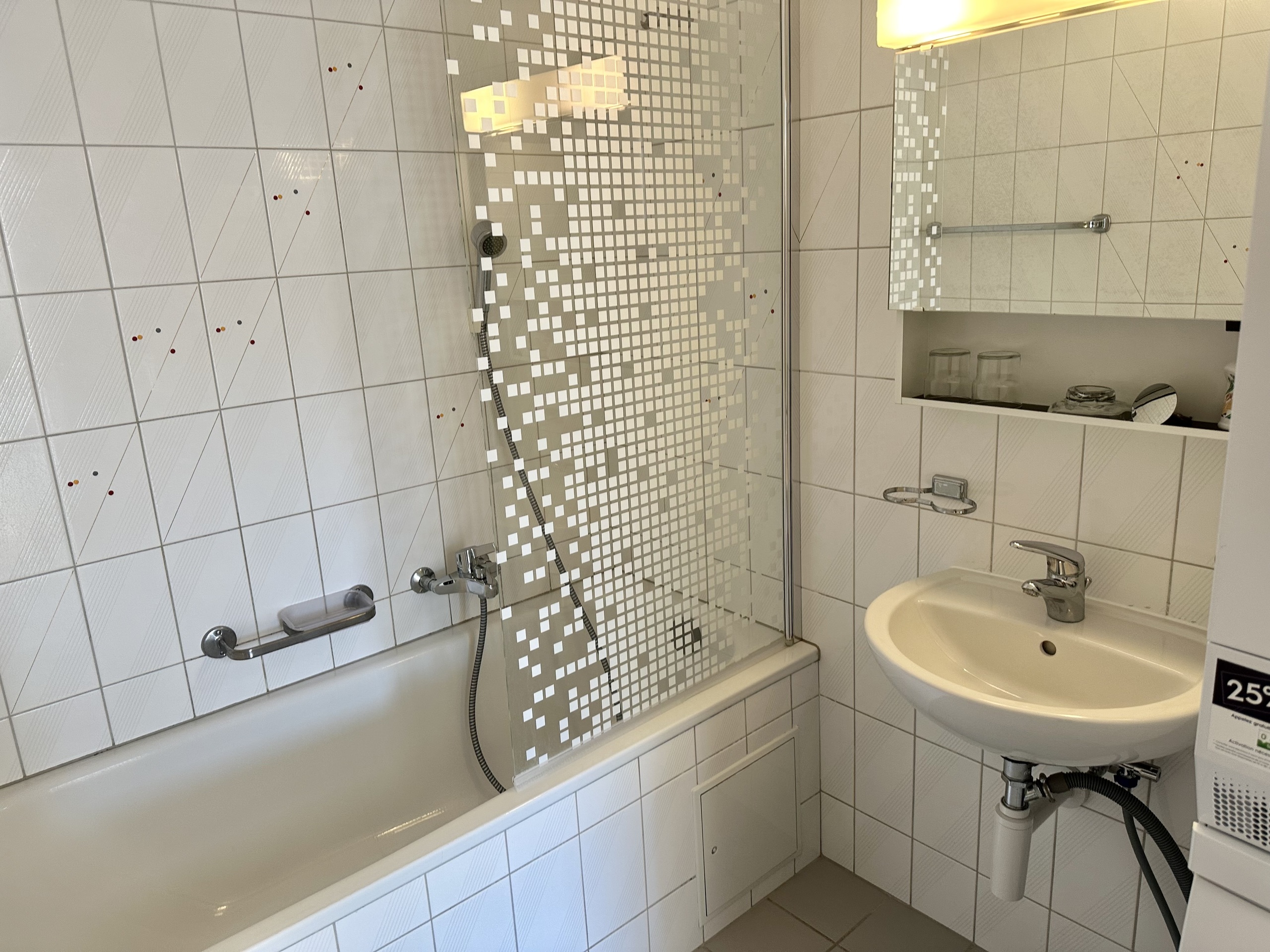 Salle d'eau avec baignoire