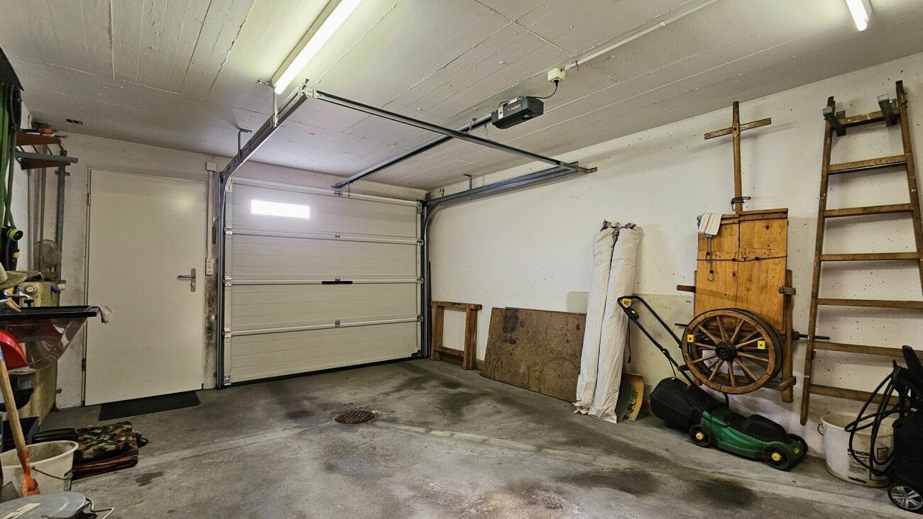 Garage mit elektrischem Sektionaltor