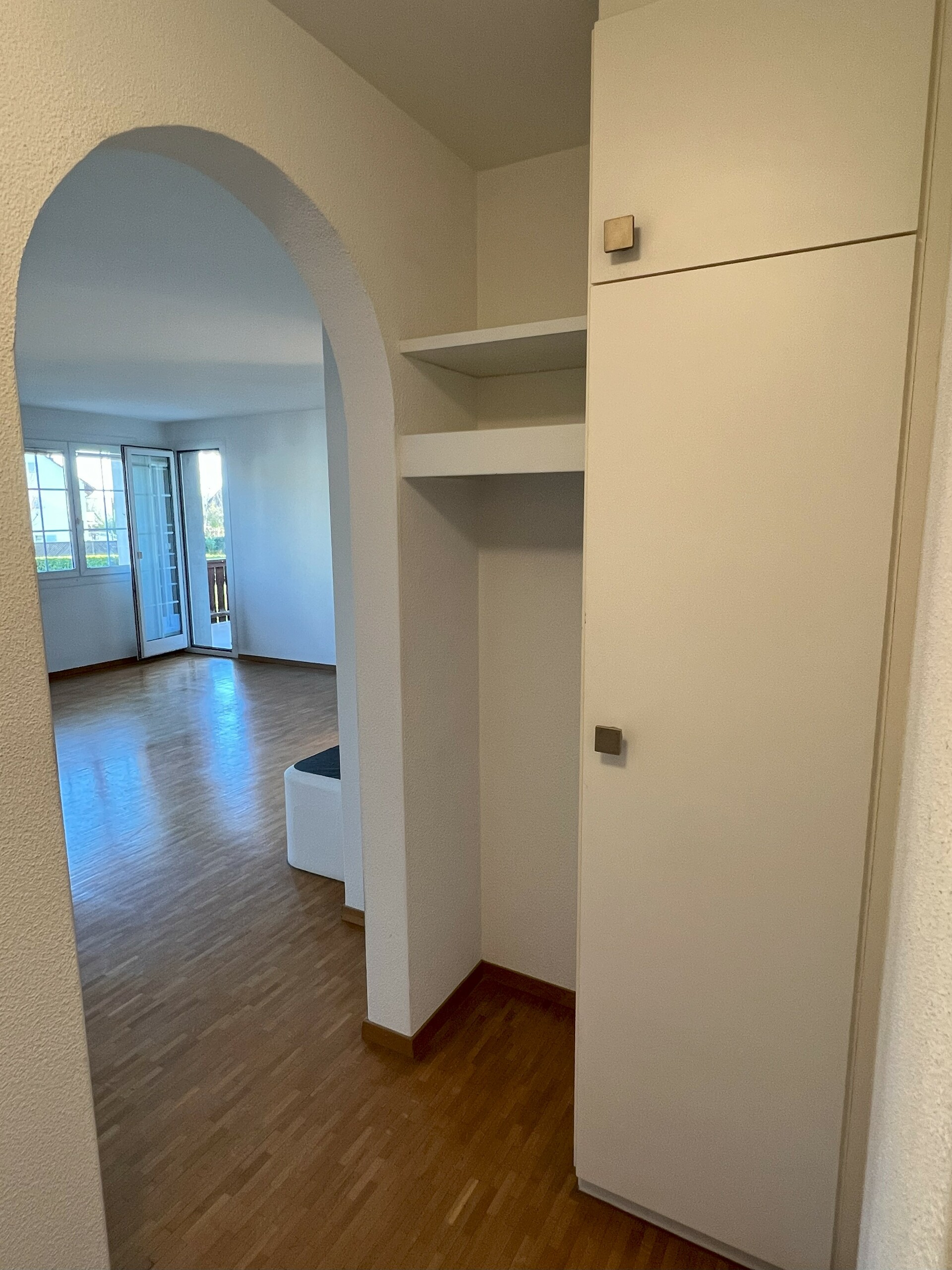 Garderobe mit Durchgang ins Wohnzimmer