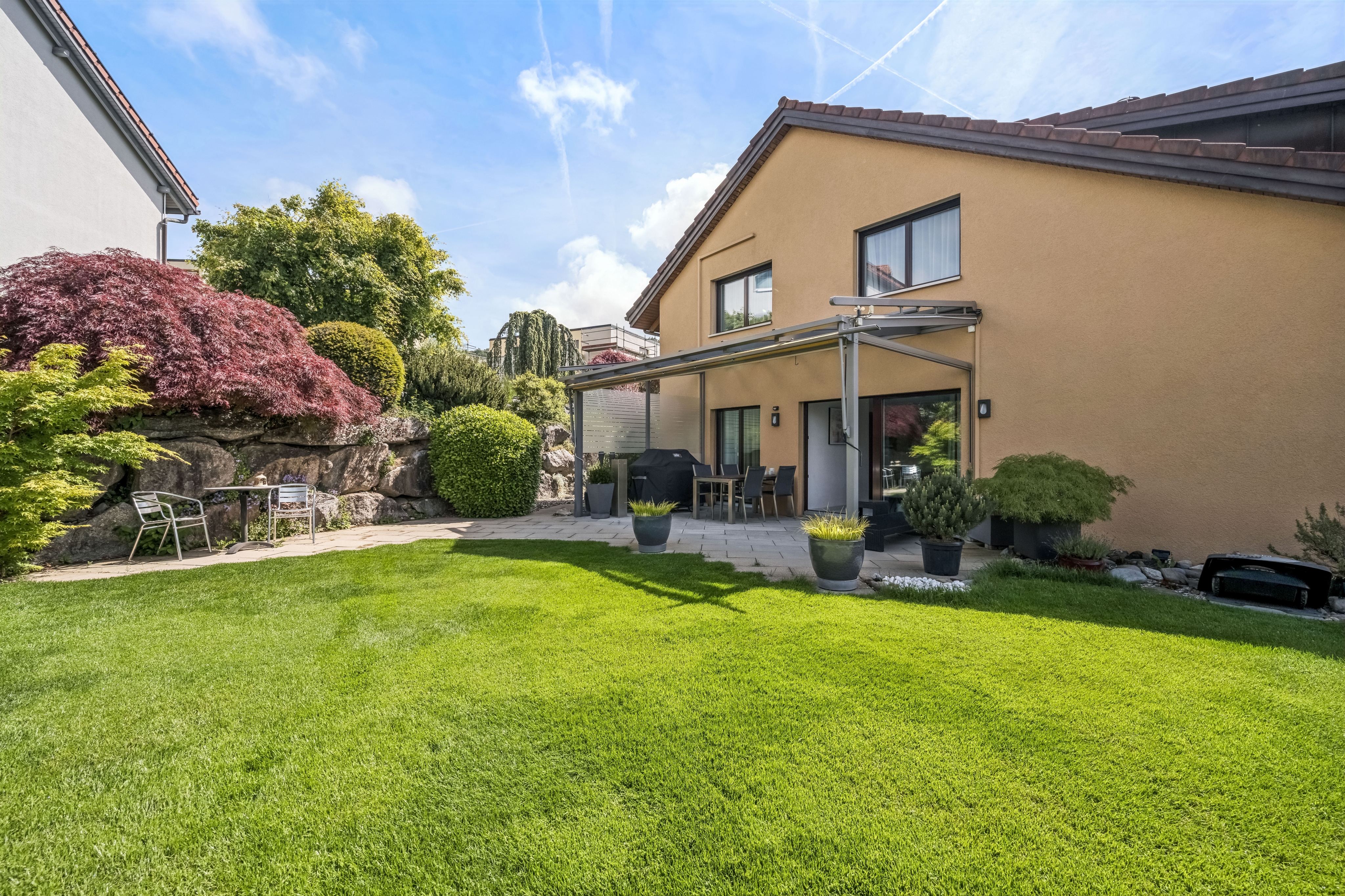 Die gedeckte Gartenterrasse lädt zum Entspannen, Geniessen und Verweilen ein.