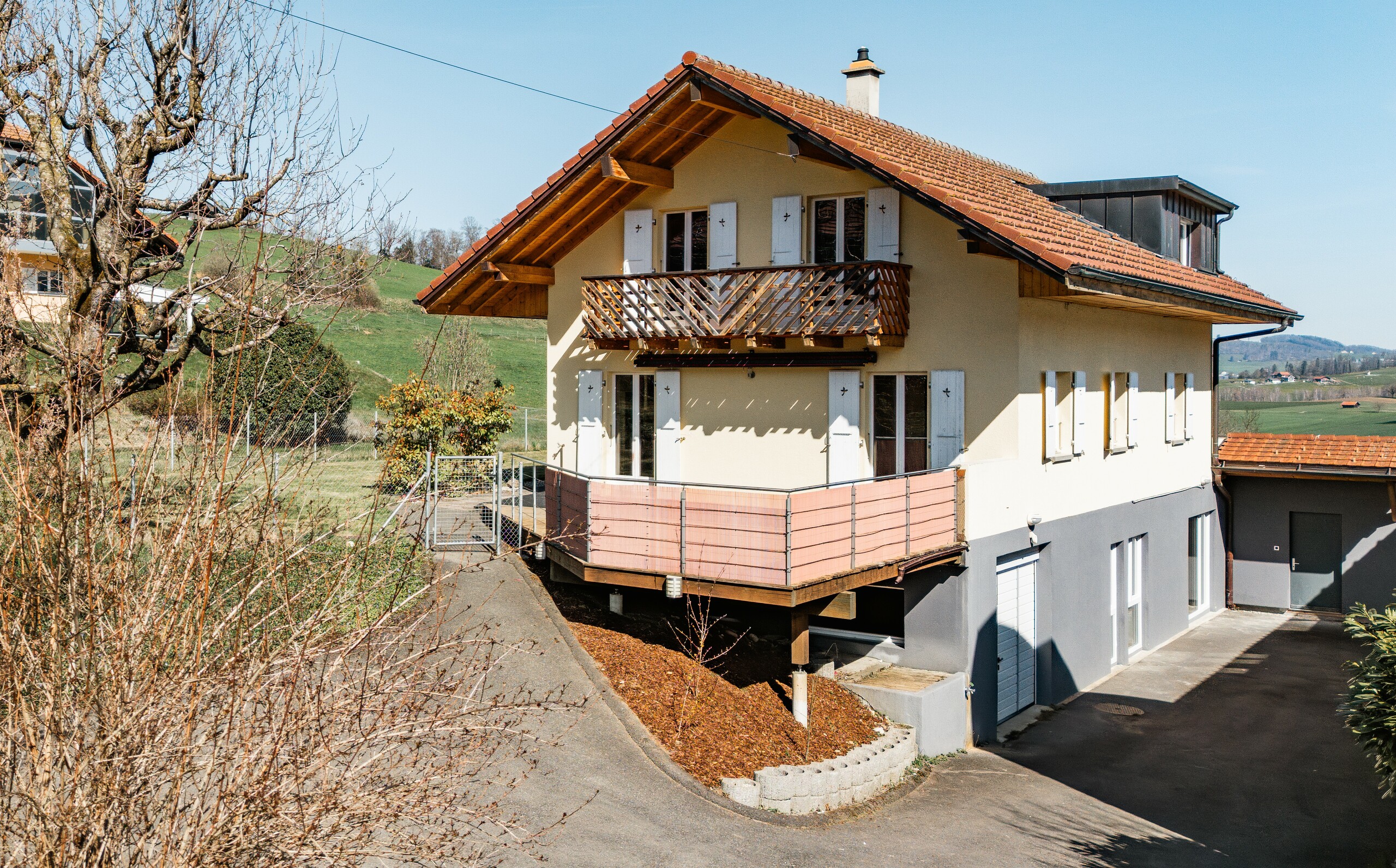 Villa avec pièces indépendantes au rez inf