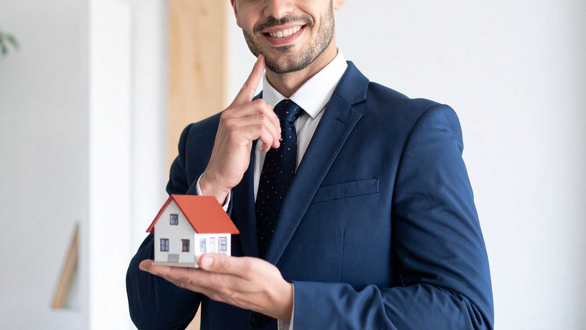 Un investitore tiene una casa in mano per rappresentare l’investimento immobiliare in Svizzera.