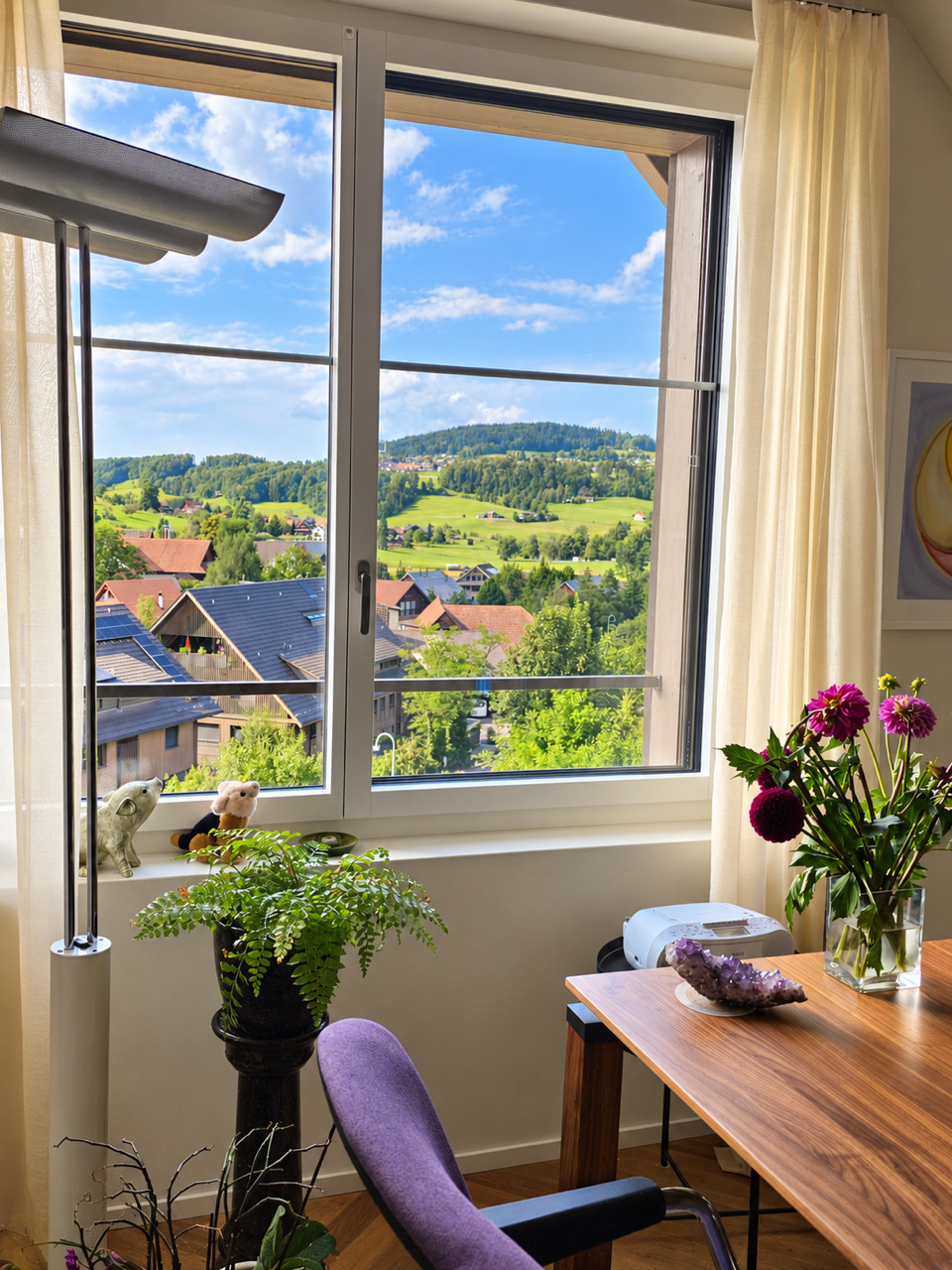 Heller Essbereich mit schöner Weitsicht über das Dorf und die grüne Hügellandschaft Heller Essbereich mit schöner Weitsicht über das Dorf und die grüne Hügellandschaft