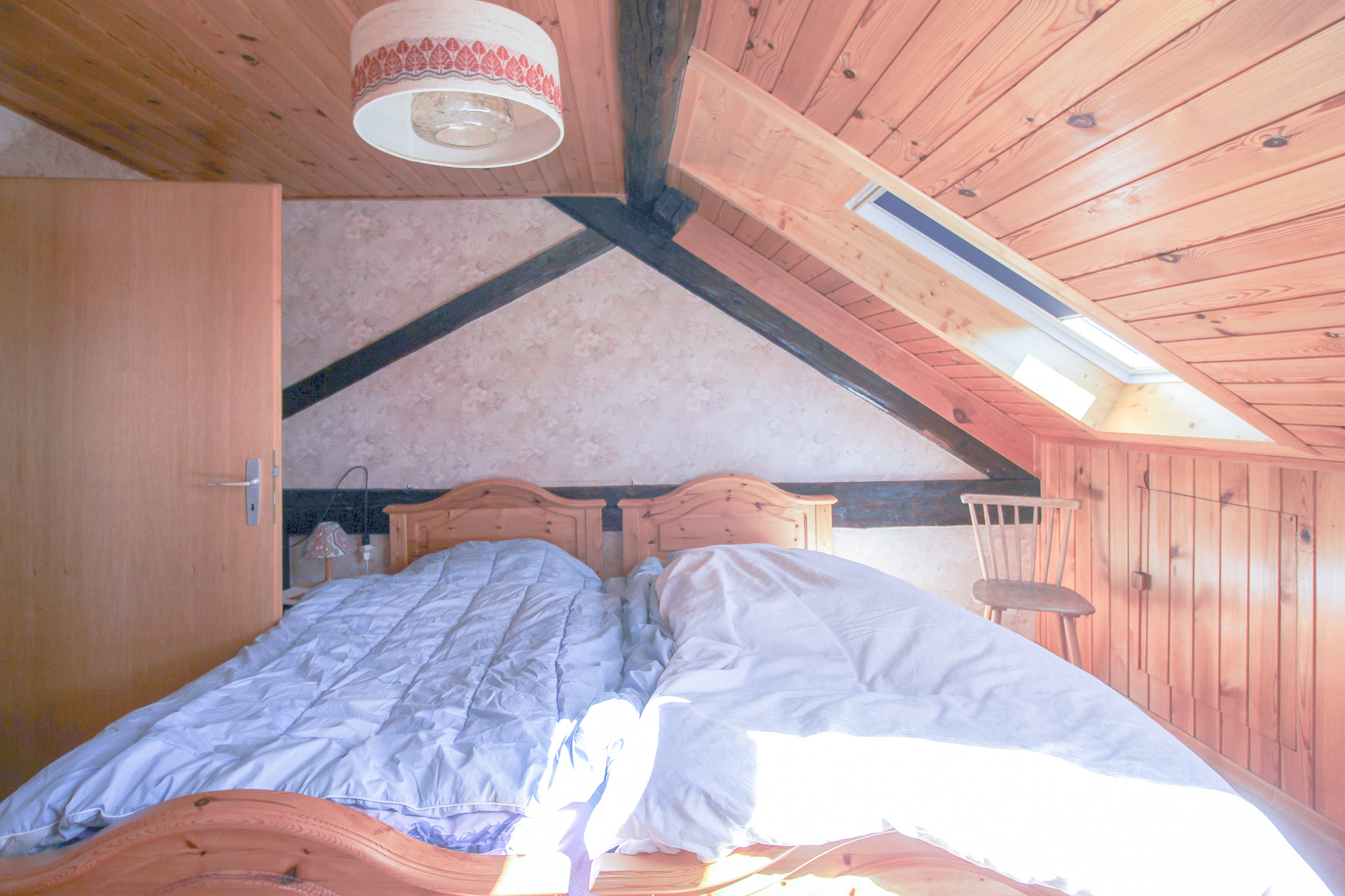 Logement principal au 1er : chambre no 2 mansardée au 1er étage