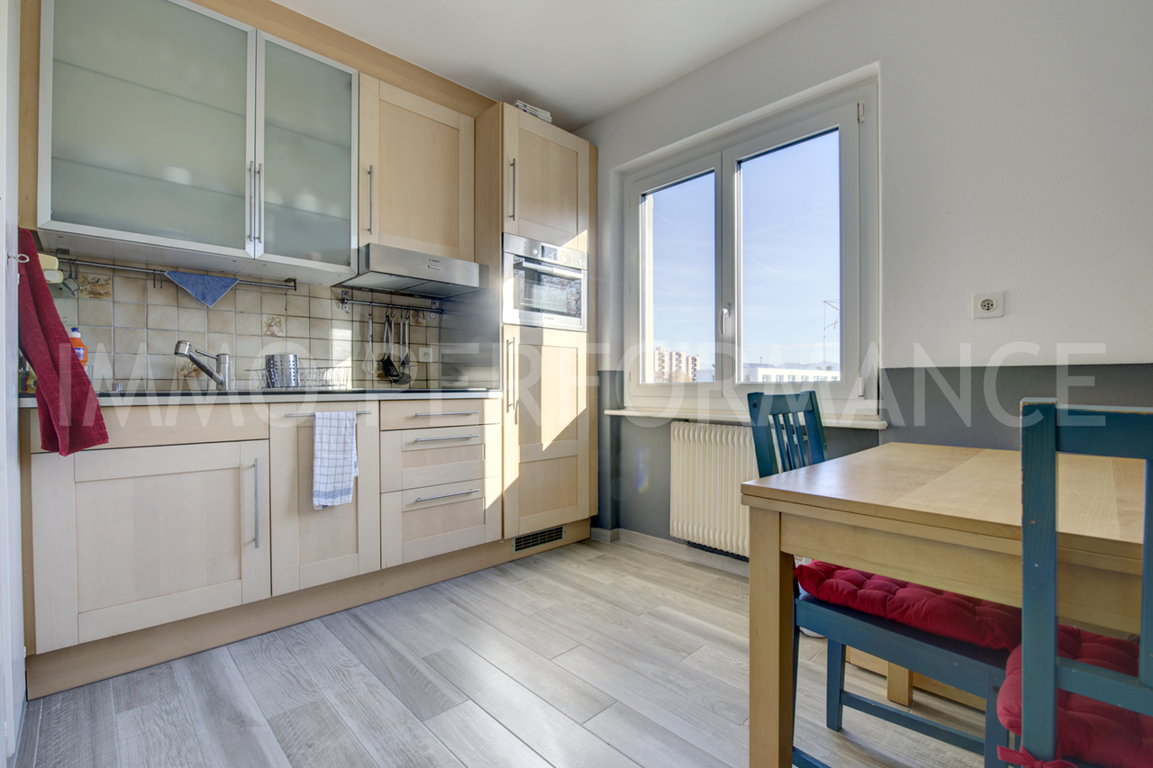 Cuisine rénovée avec coin à manger