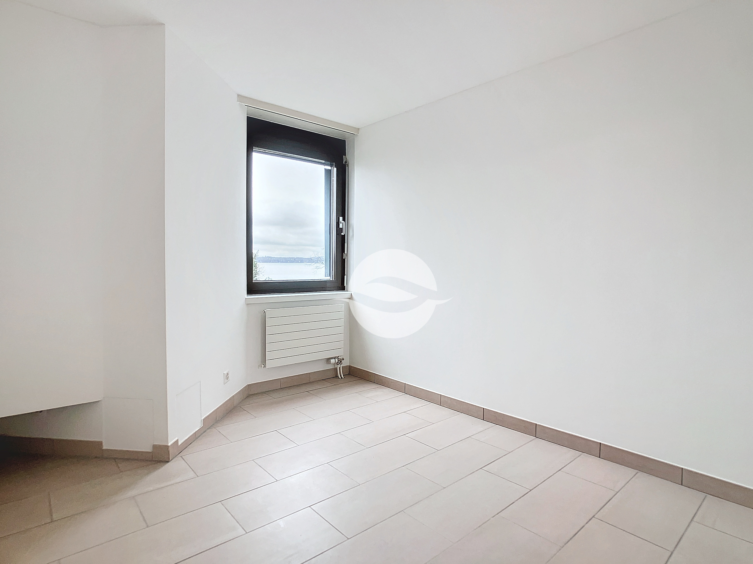 Chambre avec armoire et vue