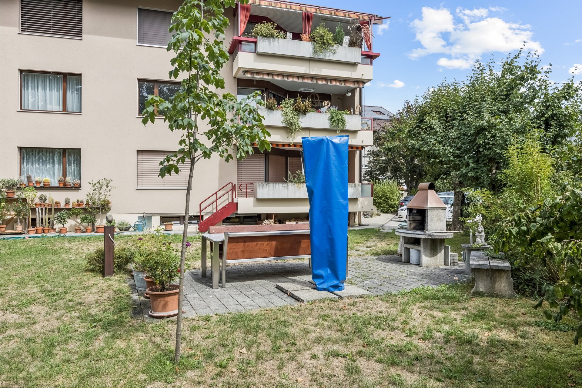 Süd-Ansicht mit Grillstelle Süd-Ansicht mit Grillstelle