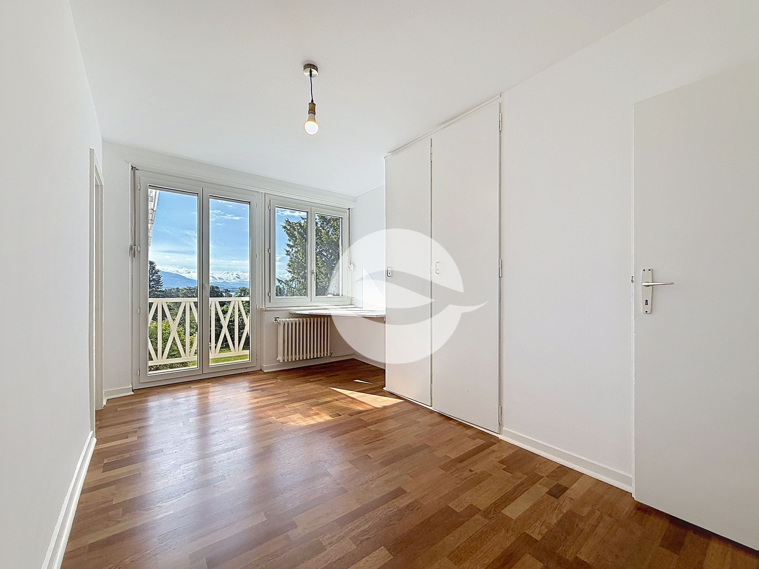 1er : 2ème chambre avec armoires, bureau et accès au balcon