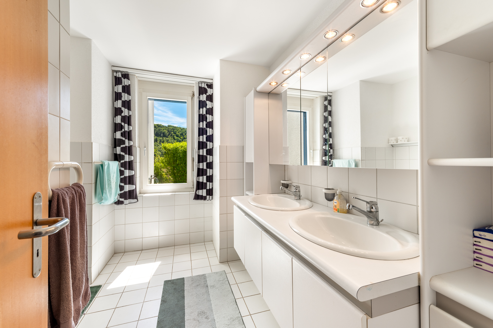 Badezimmer unten mit Dusche Badezimmer unten mit Dusche