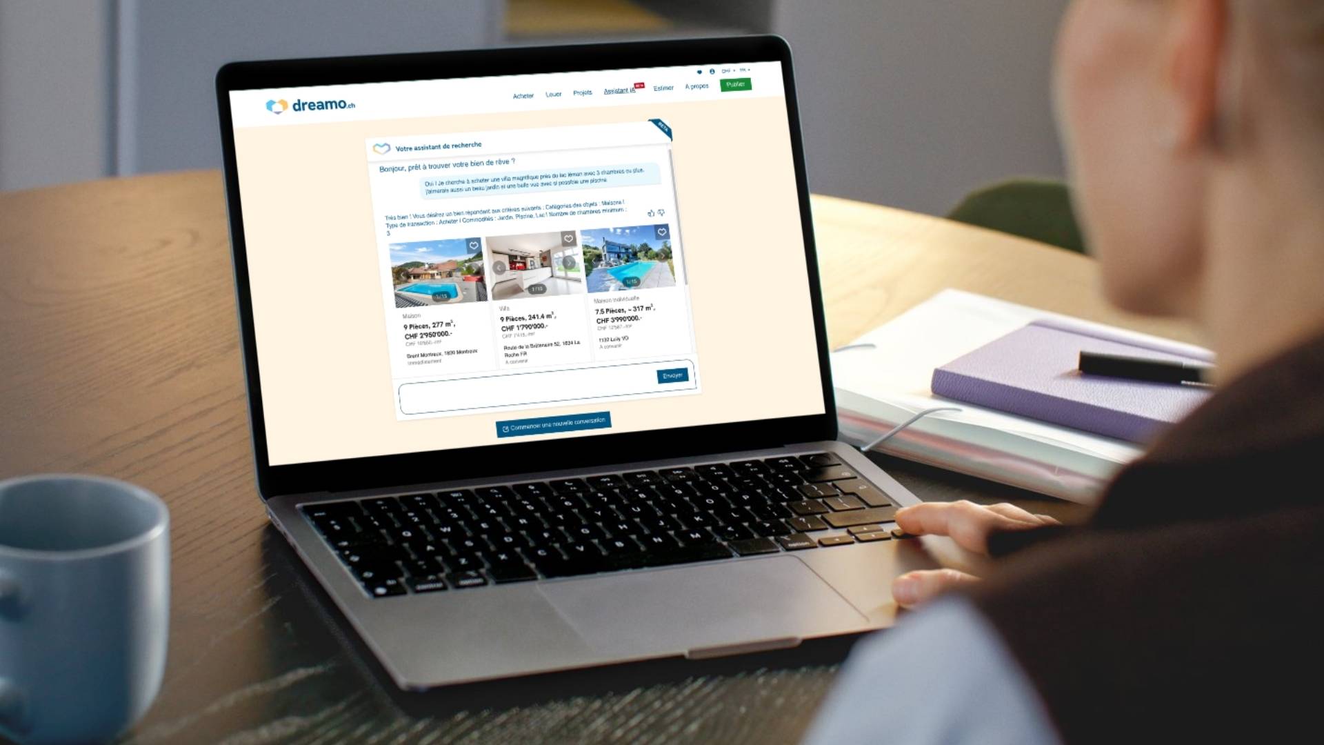 Person, die die Benutzeroberfläche des KI-gestützten Immobilienassistenten auf dreamo.ch nutzt, um über eine natürliche Sprachsuche eine Immobilie in der Schweiz zu finden.