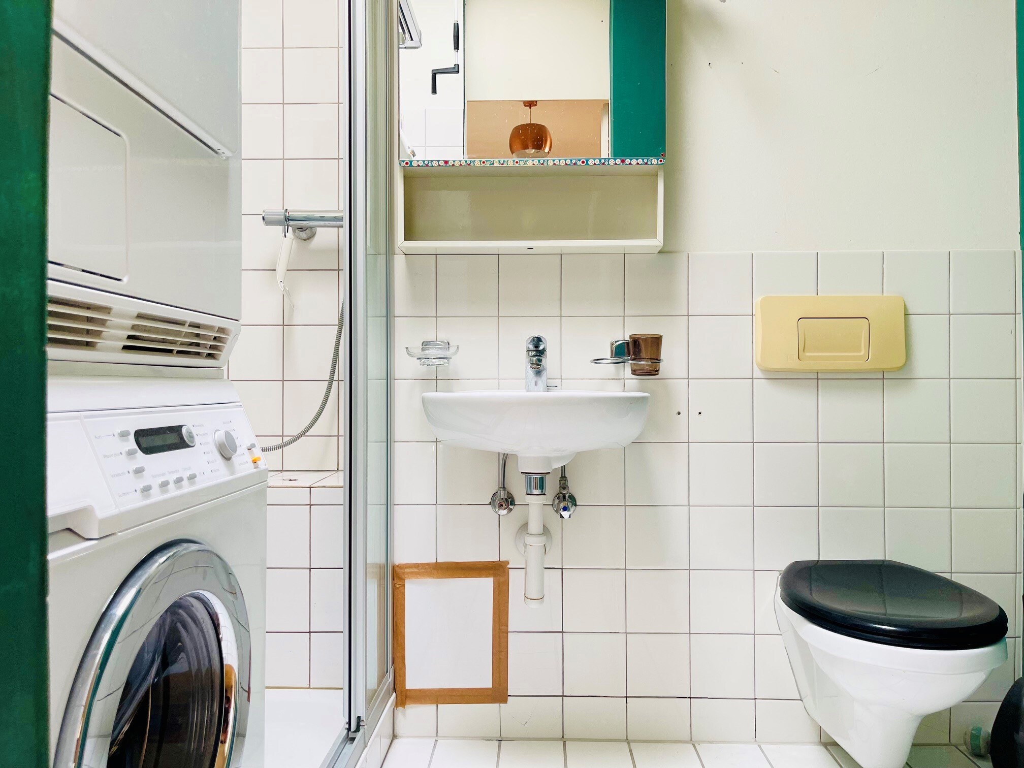 Badezimmer mit Dusche und Waschturm rechte Wohnung Badezimmer mit Dusche und Waschturm rechte Wohnung