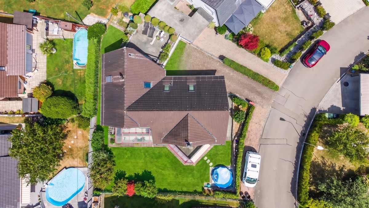 Luftaufnahme des Hauses mit angrenzendem Garten und Umgebung. Luftaufnahme des Hauses mit angrenzendem Garten und Umgebung.