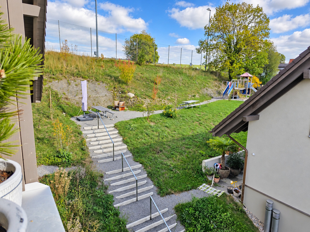 Grüne Umgebung mit Sitzplätzen und Spielplatz Grüne Umgebung mit Sitzplätzen und Spielplatz