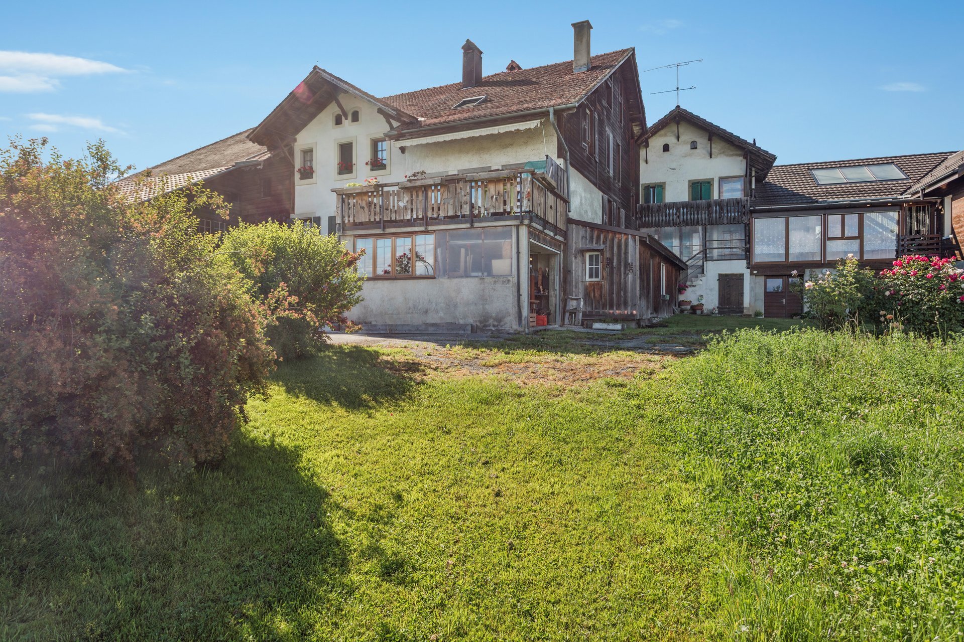 Vue sur la terrasse et le sous-sol Vue sur la terrasse et le sous-sol