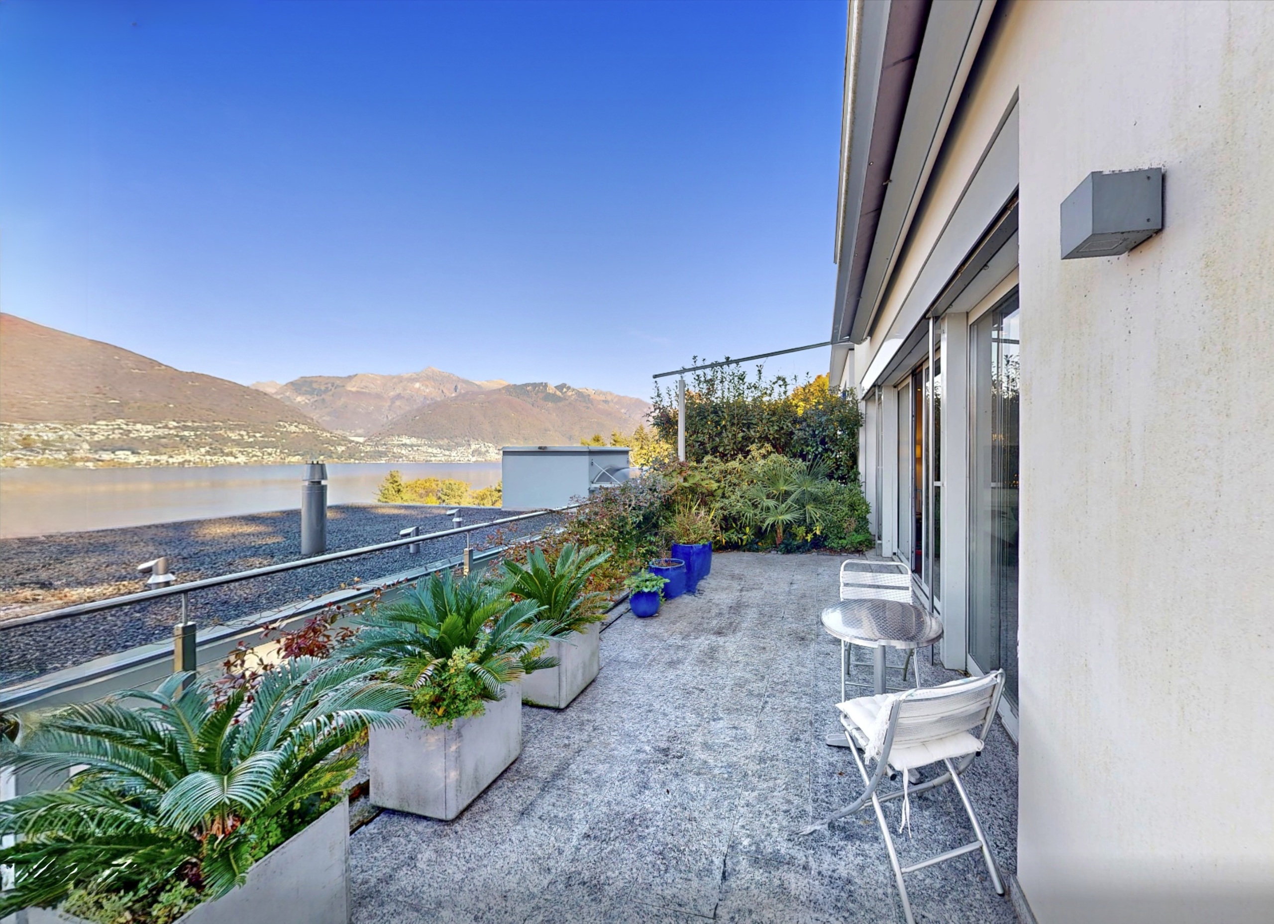 Die untere Terrasse mit direktem Zugang vom Wohnzimmer