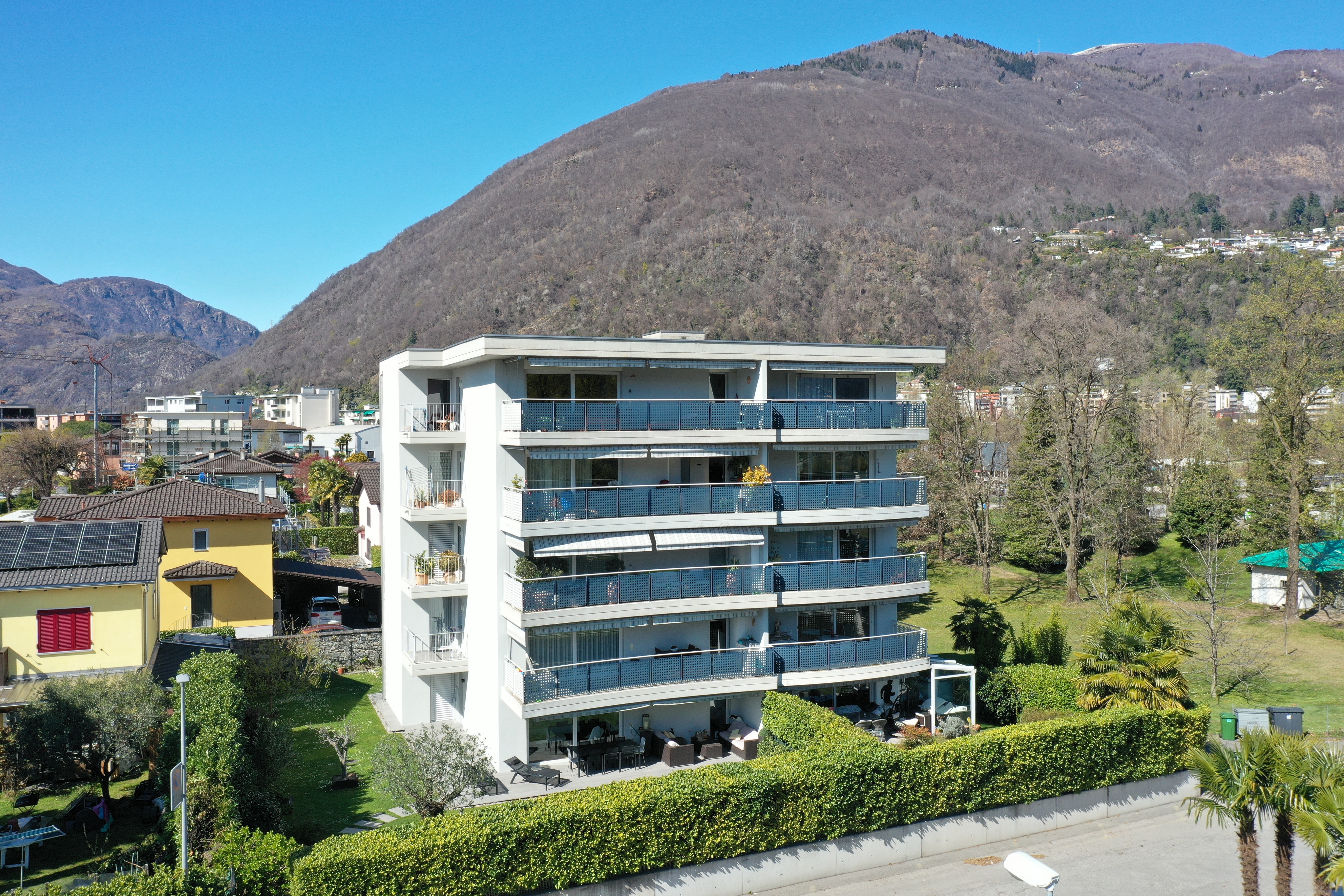 Direttamente adiacente alle aree verdi, non lontano dal percorso pedonale e cinofilo lungo la Maggia