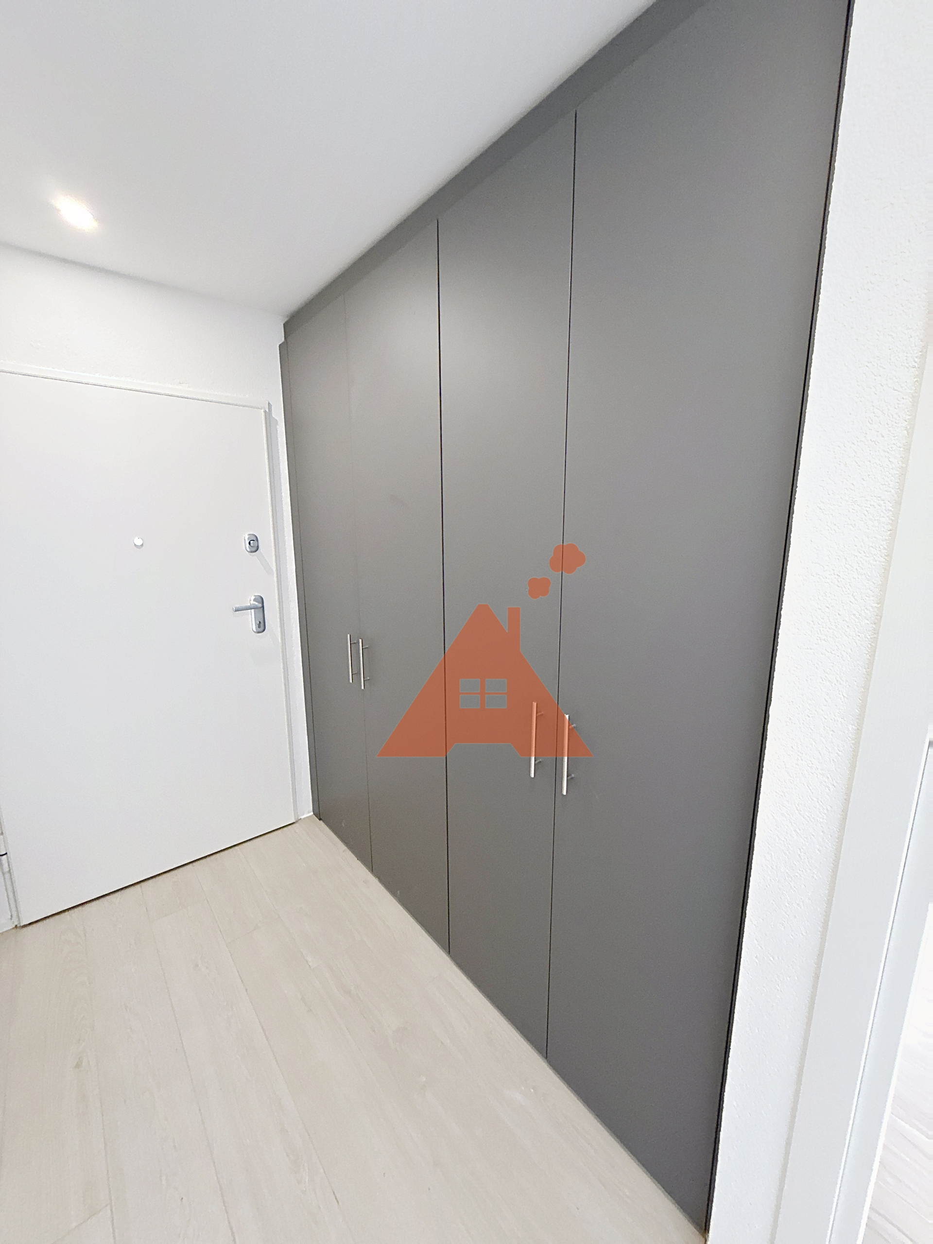 un placard moderne avec des murs blancs et une flèche orange sur la porte un placard moderne avec des murs blancs et une flèche orange sur la porte