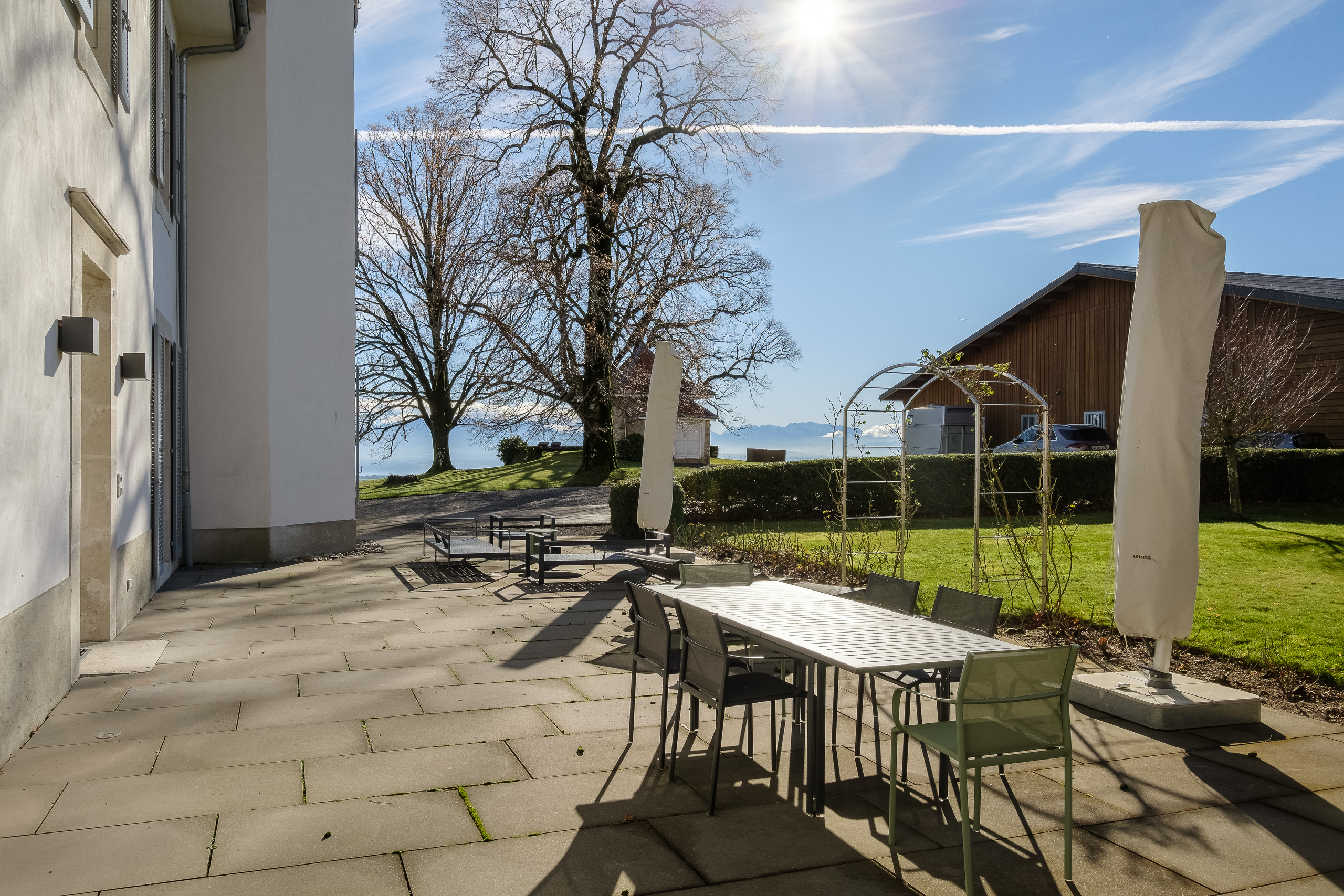 Terrasse devant l'entrée