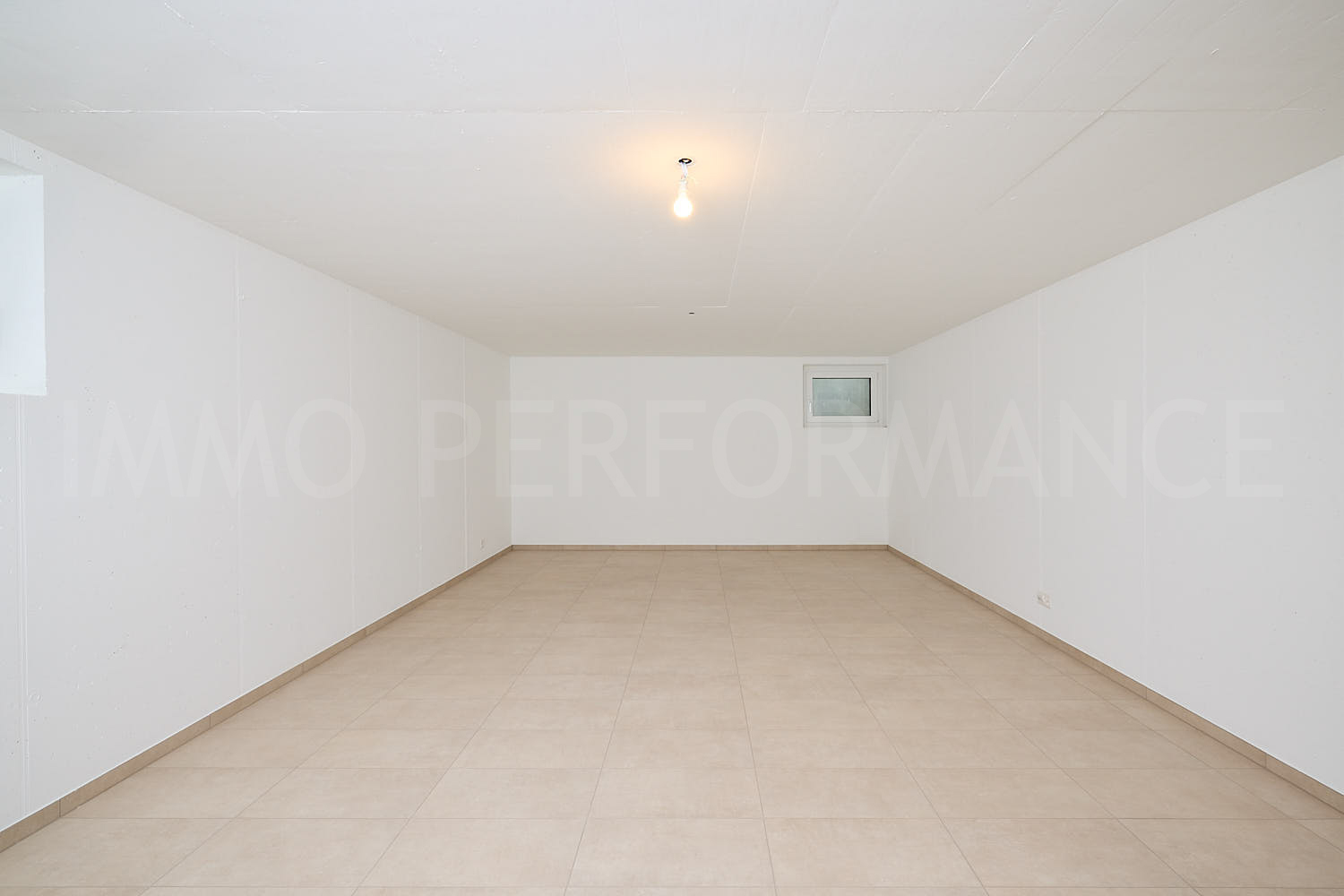 Pièce polyvalente chauffée au sous-sol