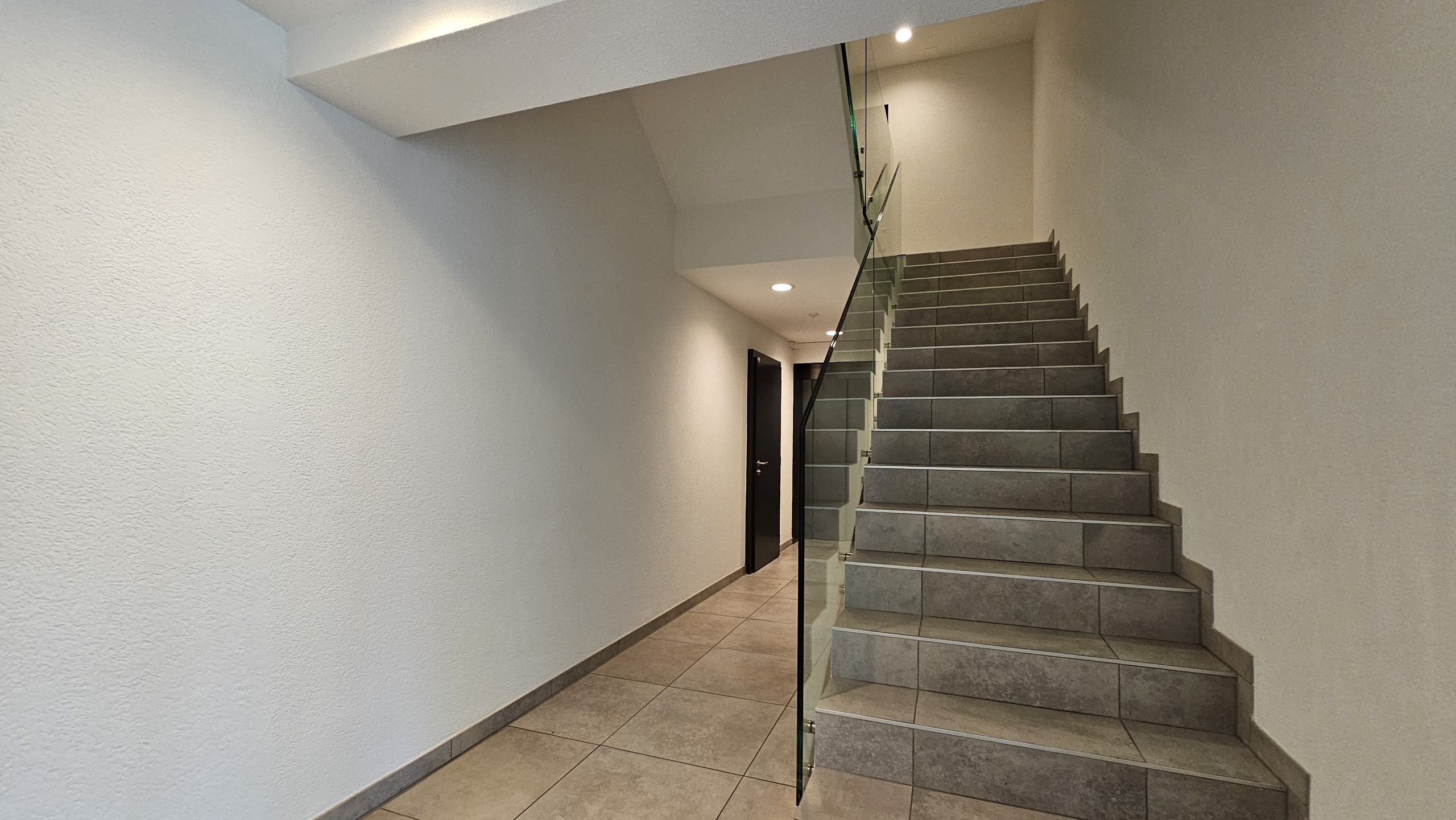 Entrée immeuble avec ascenseur