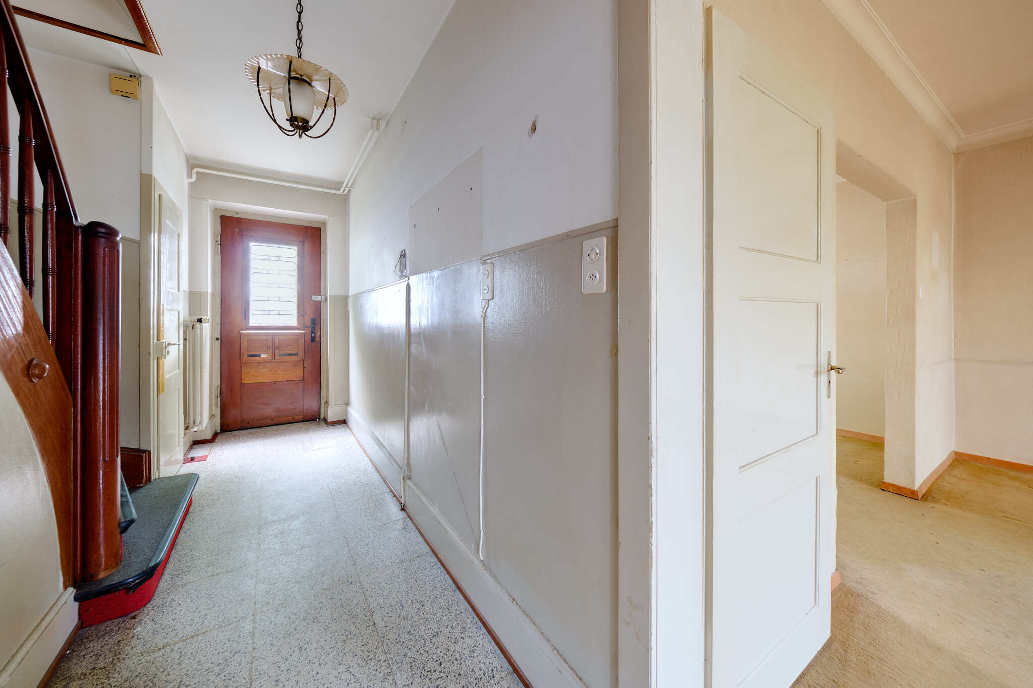 Gang Erdgeschoss, Blick gegen Eingangsbereich mit Gästetoilette