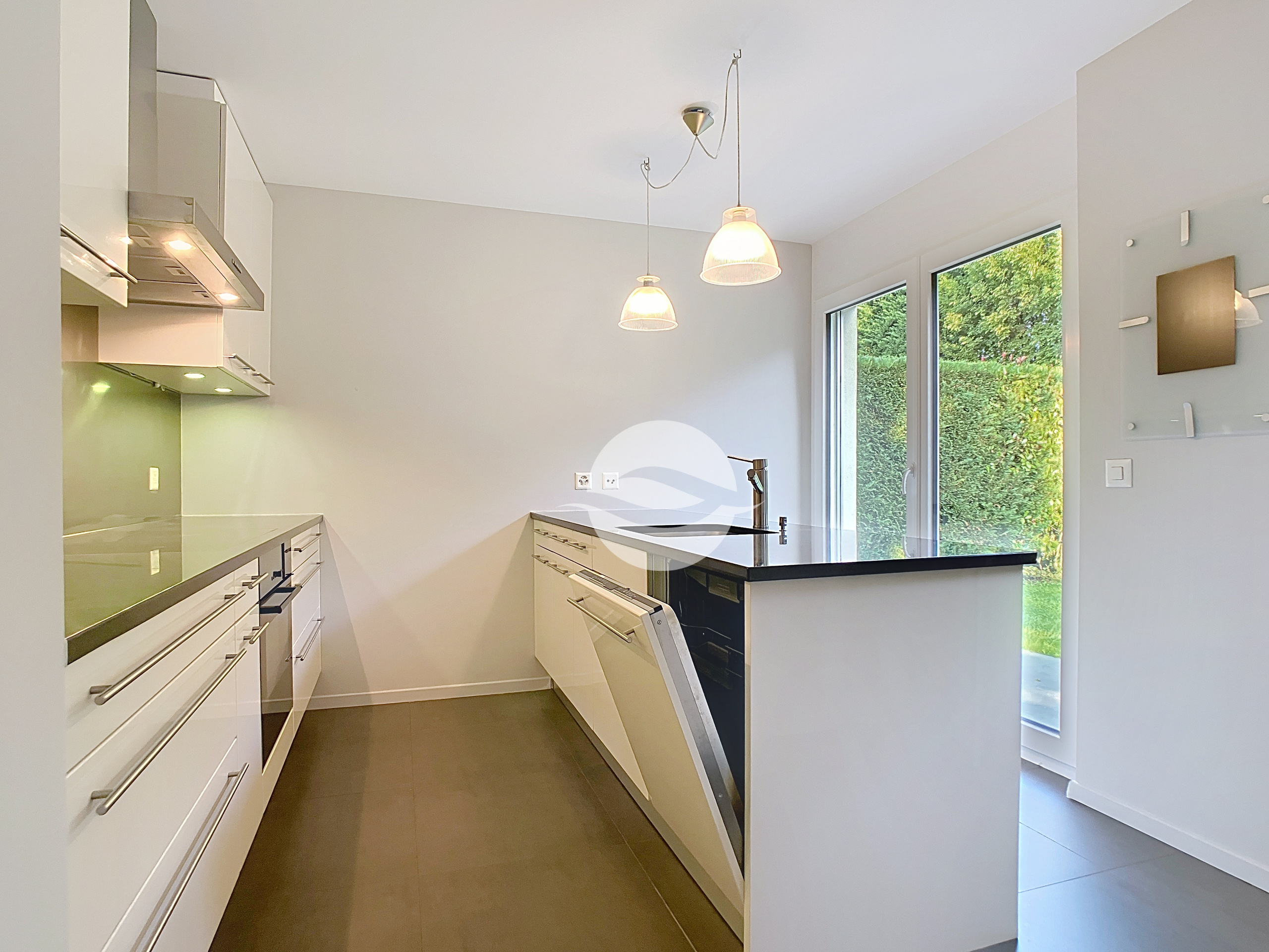 Cuisine équipée et aménagée avec accès jardin