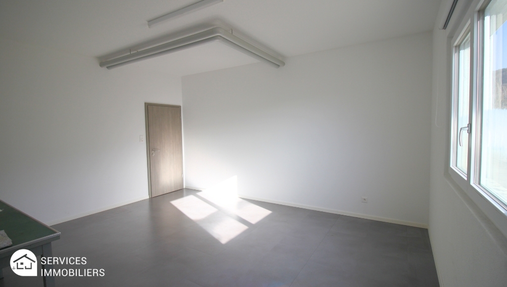 Bureau ou atelier rez-de-chaussée