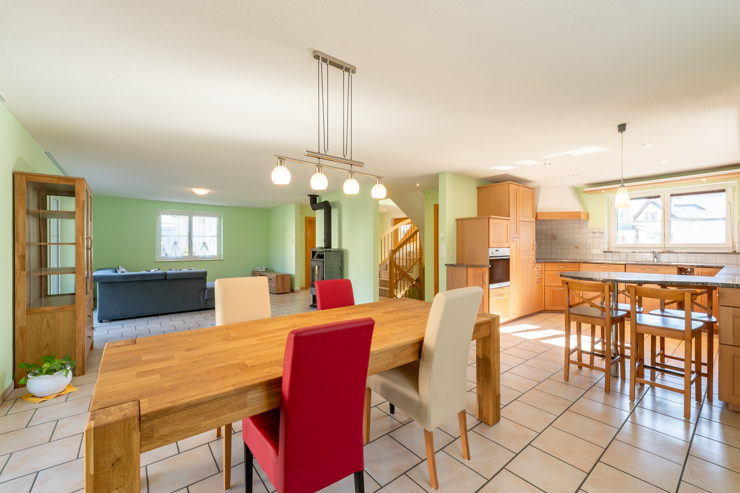 Offenes Wohnzimmer mit direktem Zugang zur Küche