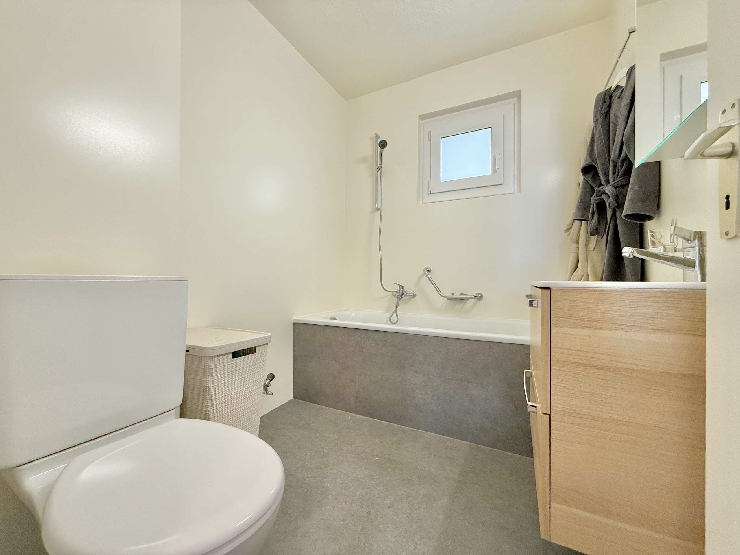 Salle de bain baignoire - emplacement  pour colonne de lavage Salle de bain baignoire - emplacement  pour colonne de lavage