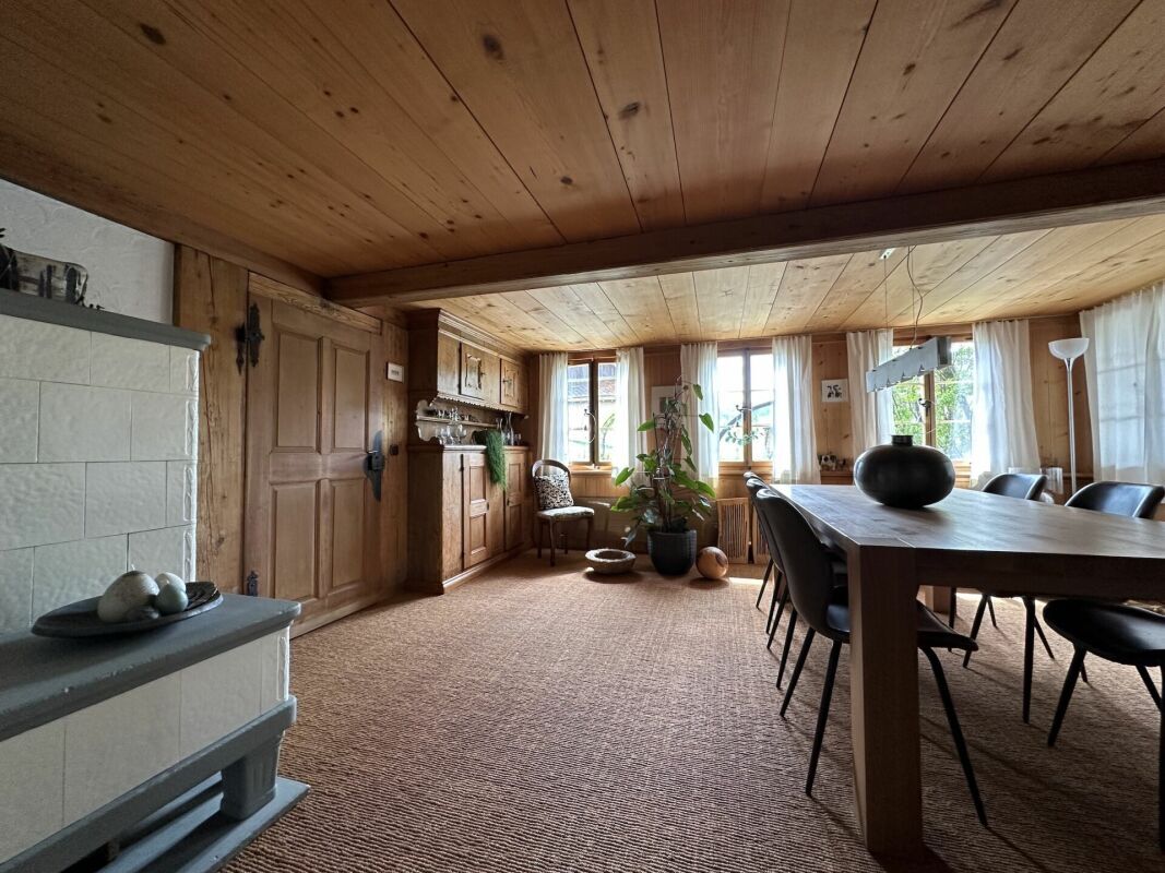 Esszimmer mit Sitzofen