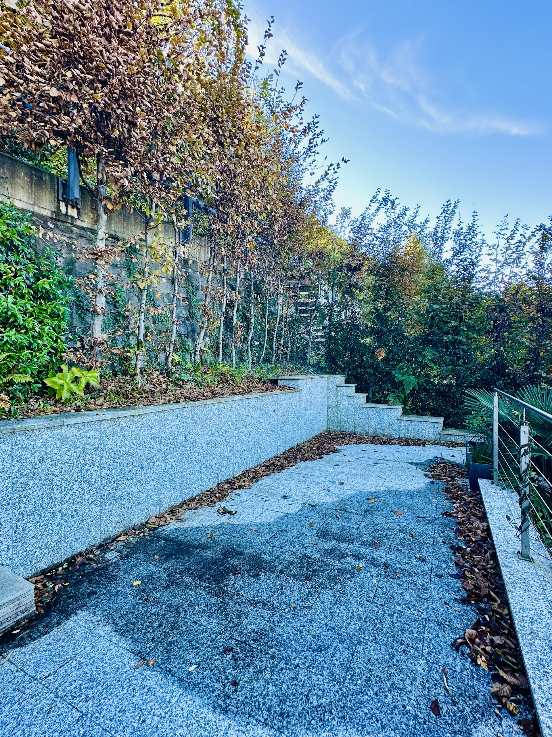 Die obere hintere Terrasse ist durch eine Treppe verbunden mit der unteren Terrasse. 
