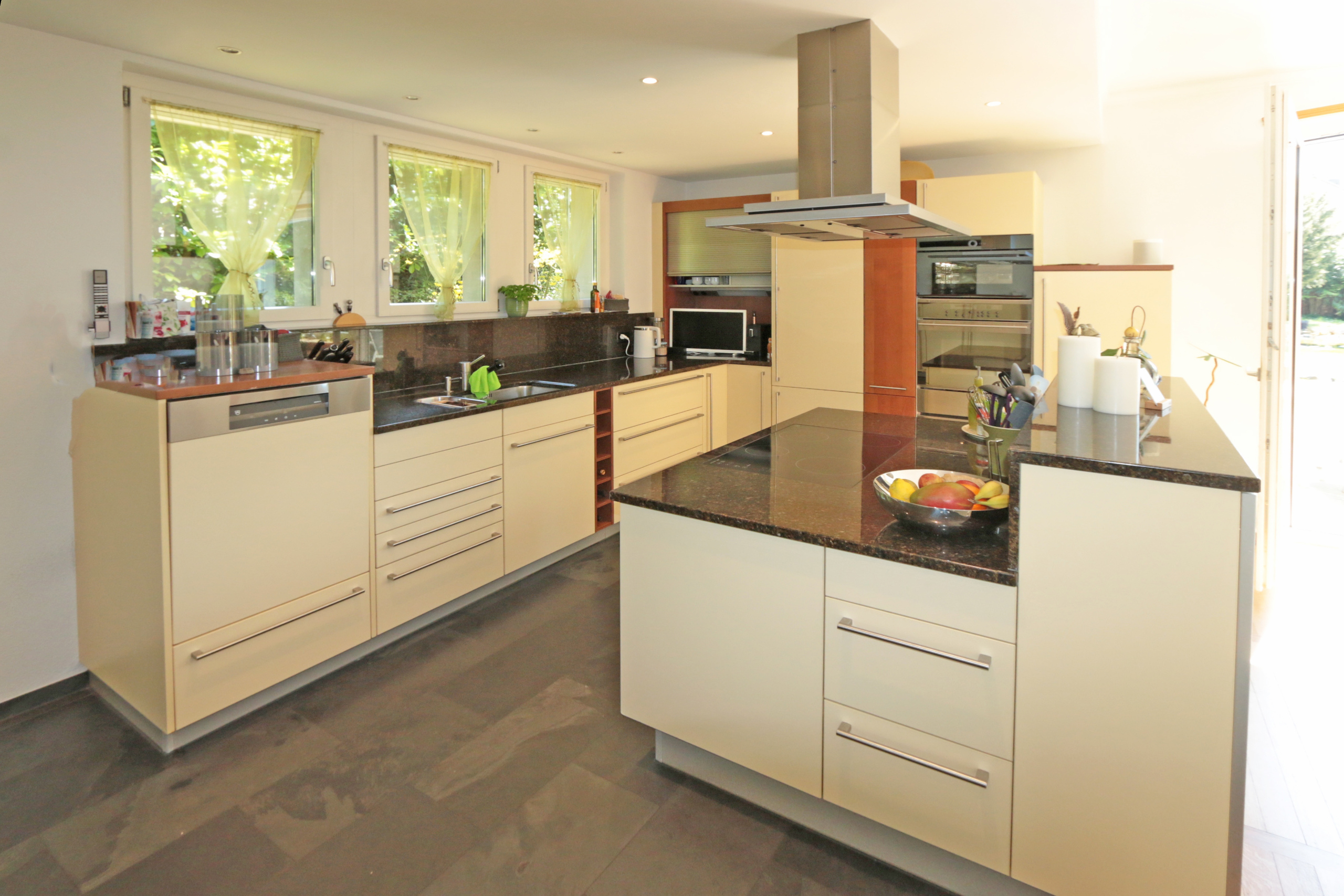 viel Platz und Stauraum bietet die exklusive Küche viel Platz und Stauraum bietet die exklusive Küche