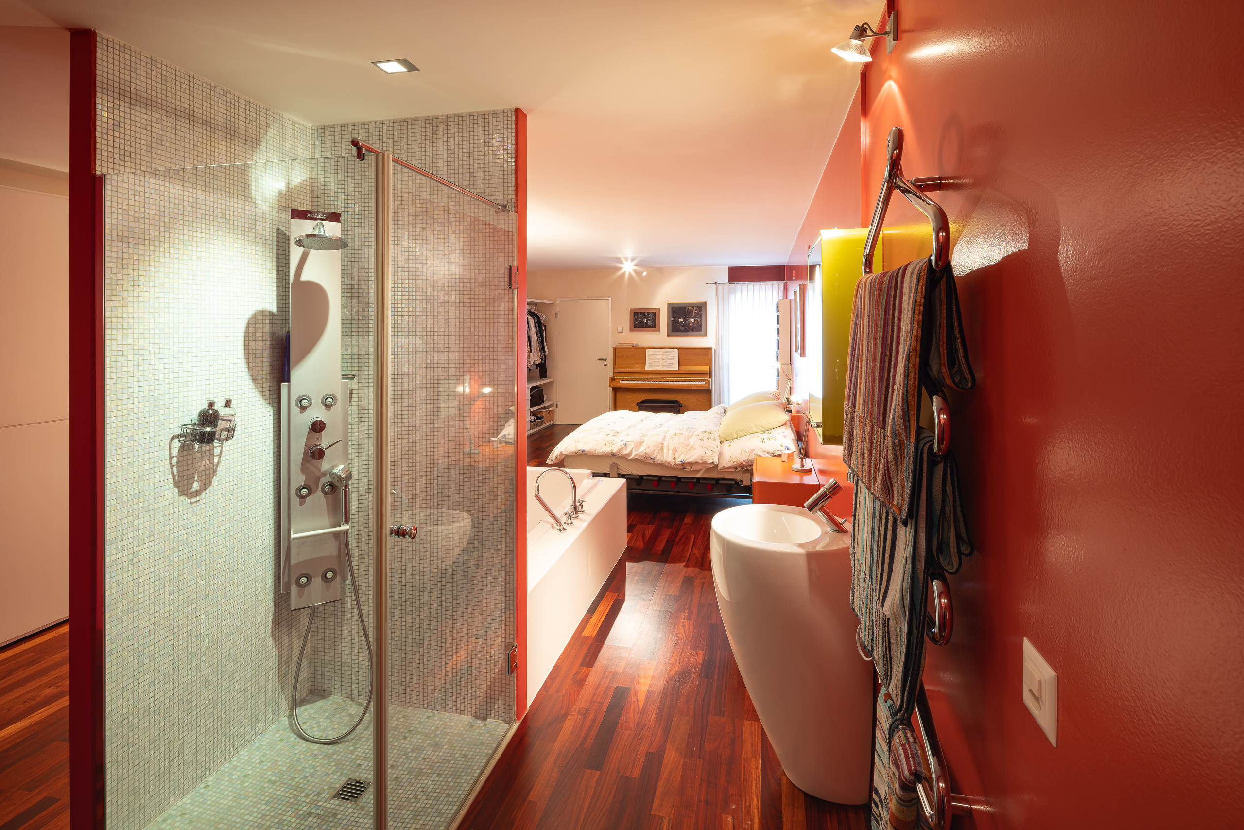 offen gestaltetes Bad mit Dusche