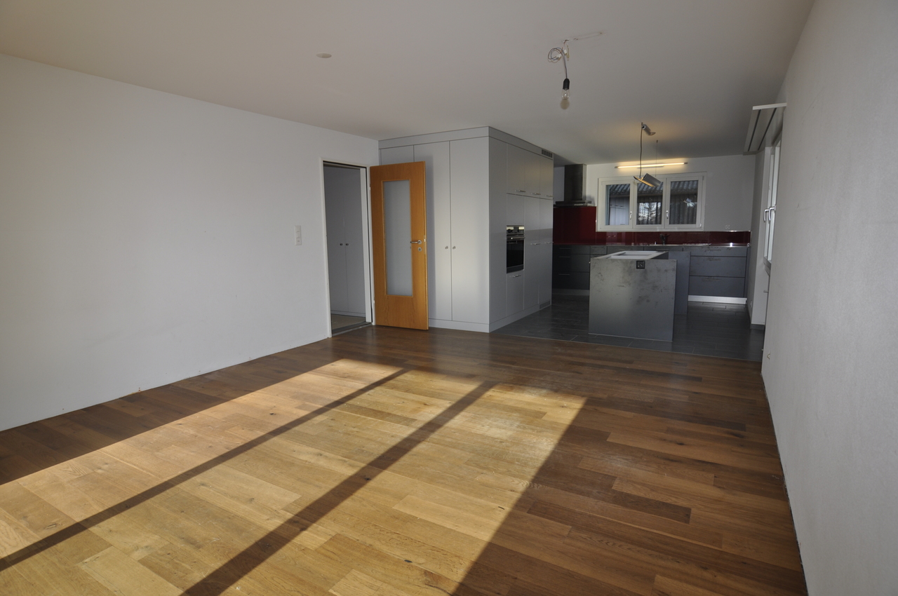 Grosses helles Wohn-/Esszimmer mit offener Küche Grosses helles Wohn-/Esszimmer mit offener Küche