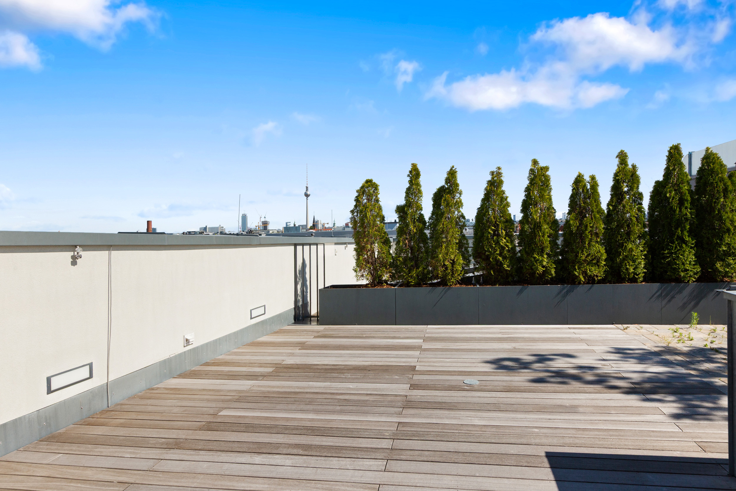 Gemeinschaftsdachterrasse mit Blick auf den Fernsehtum. Gemeinschaftsdachterrasse mit Blick auf den Fernsehtum.