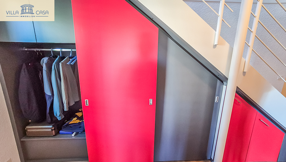 Garderobe unter dre Treppe eingebaut