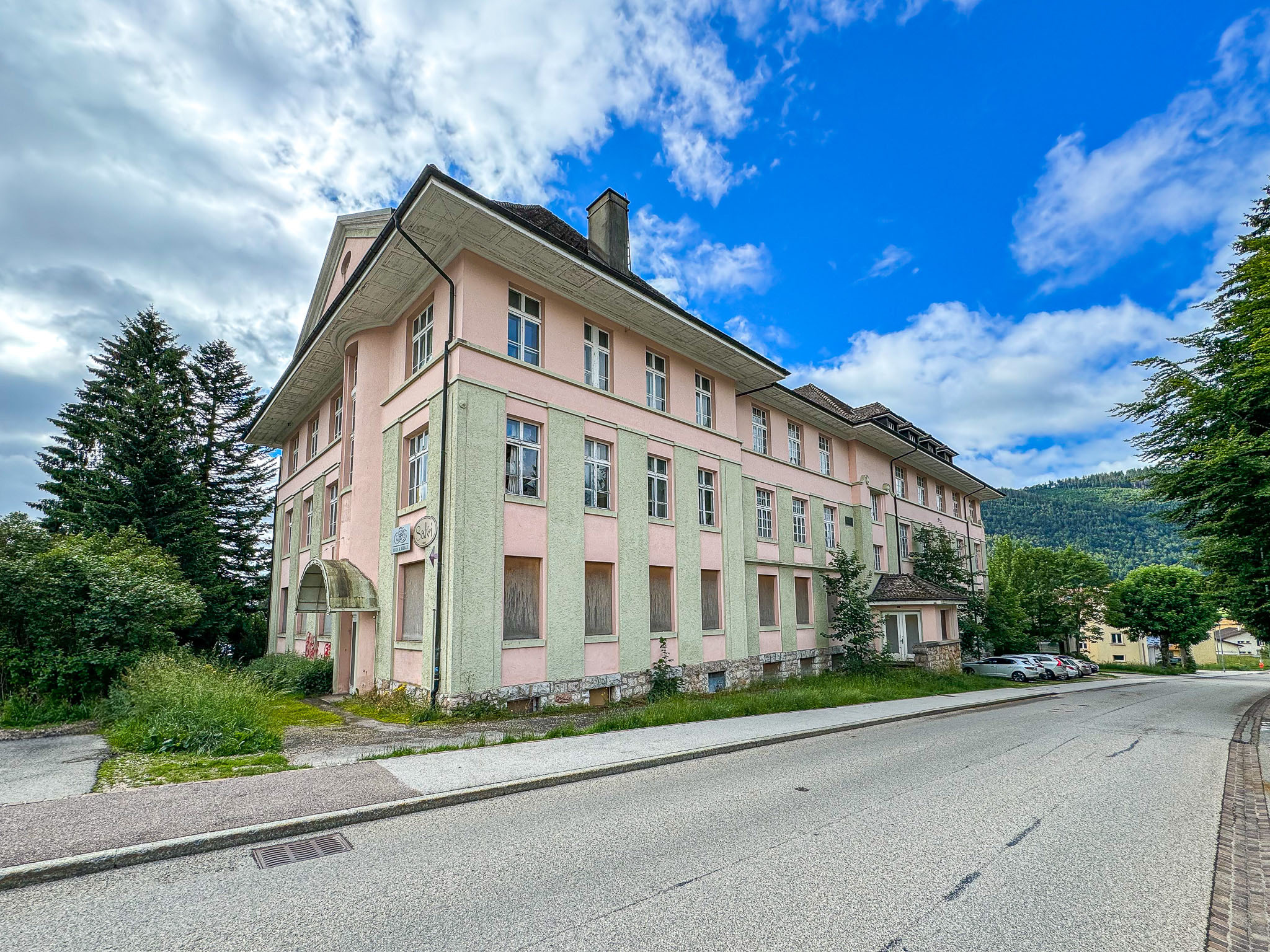 Vue du bâtiment  Vue du bâtiment