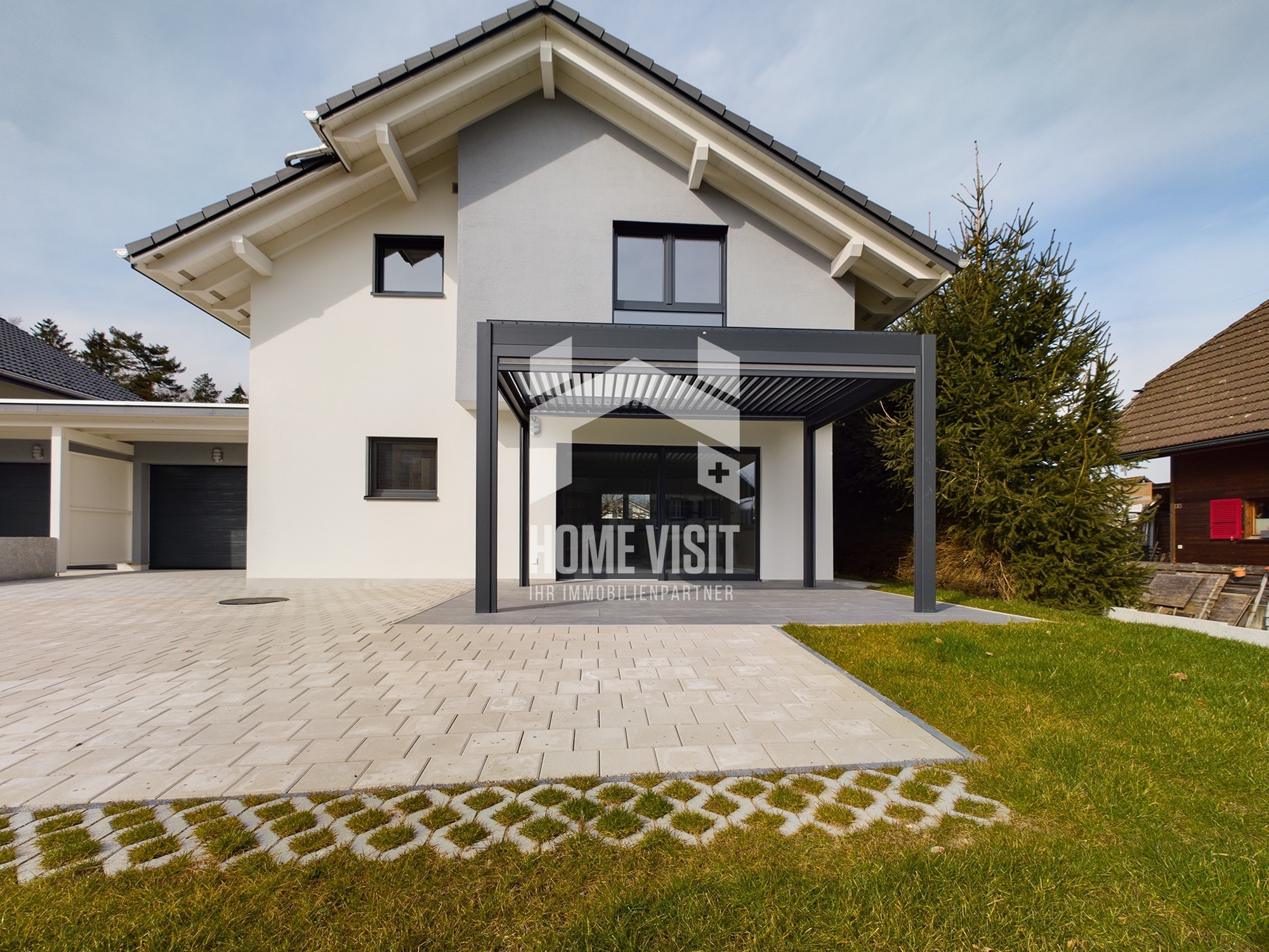 Aussenansicht mit Alu-Pergola und Garten