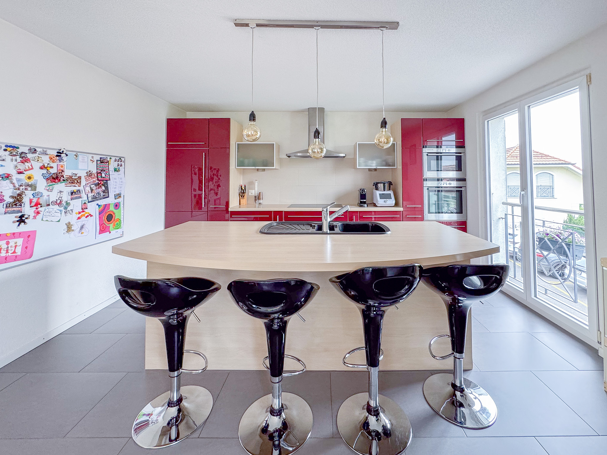 Cuisine agencée ouverte avec ilot au rez supérieur Cuisine agencée ouverte avec ilot au rez supérieur