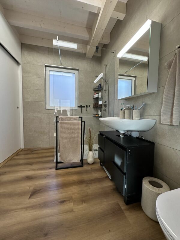 Dusche mit Lavabo, WC, Waschmaschine, Trockner, Reduit