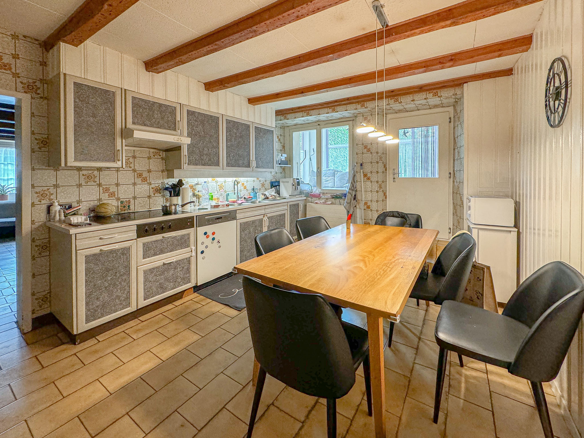 Duplex Ouest : cuisine agencée fermée et salle à manger