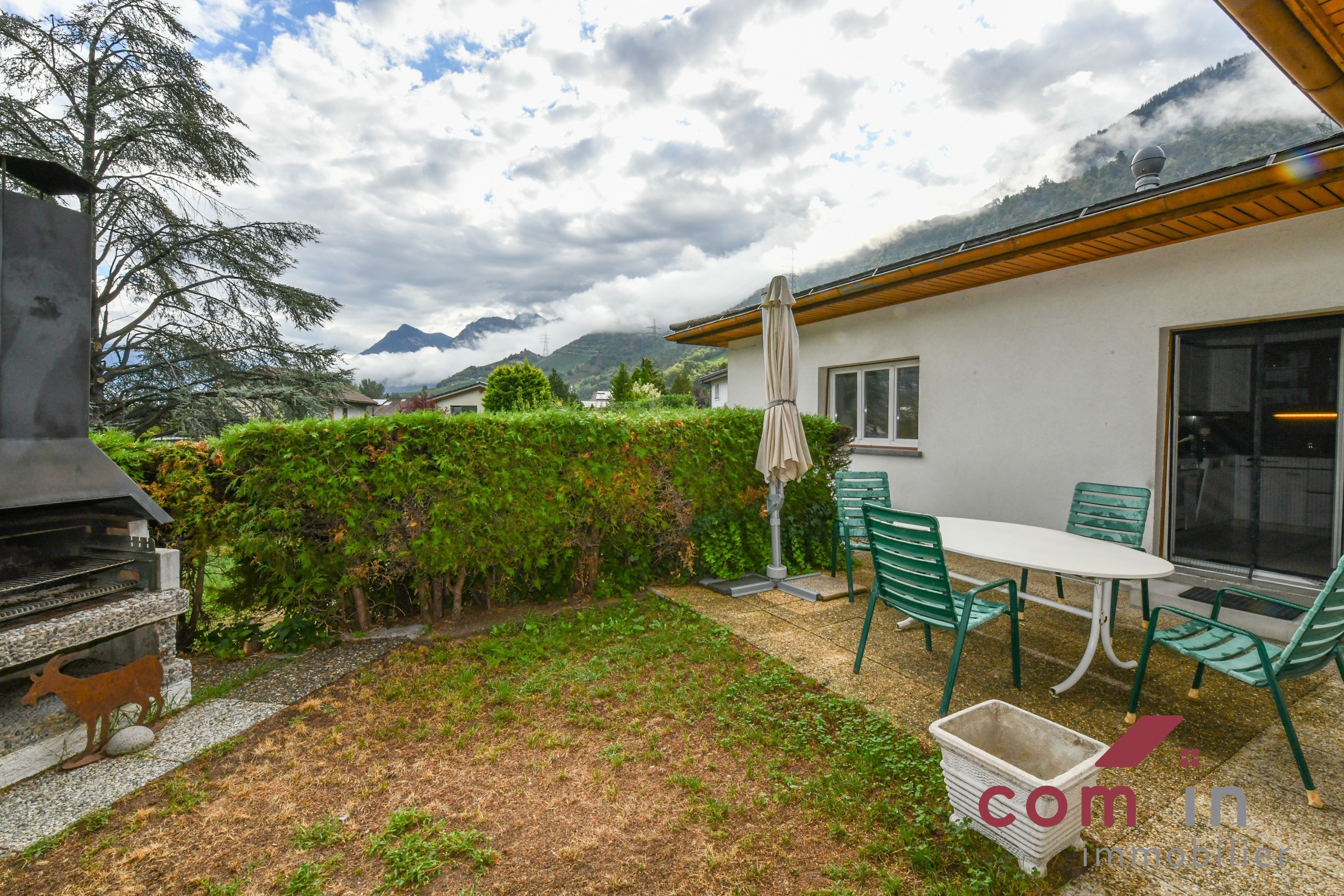 agréable terrasse accessible depuis la cuisine pour vos repas à l'extérieur