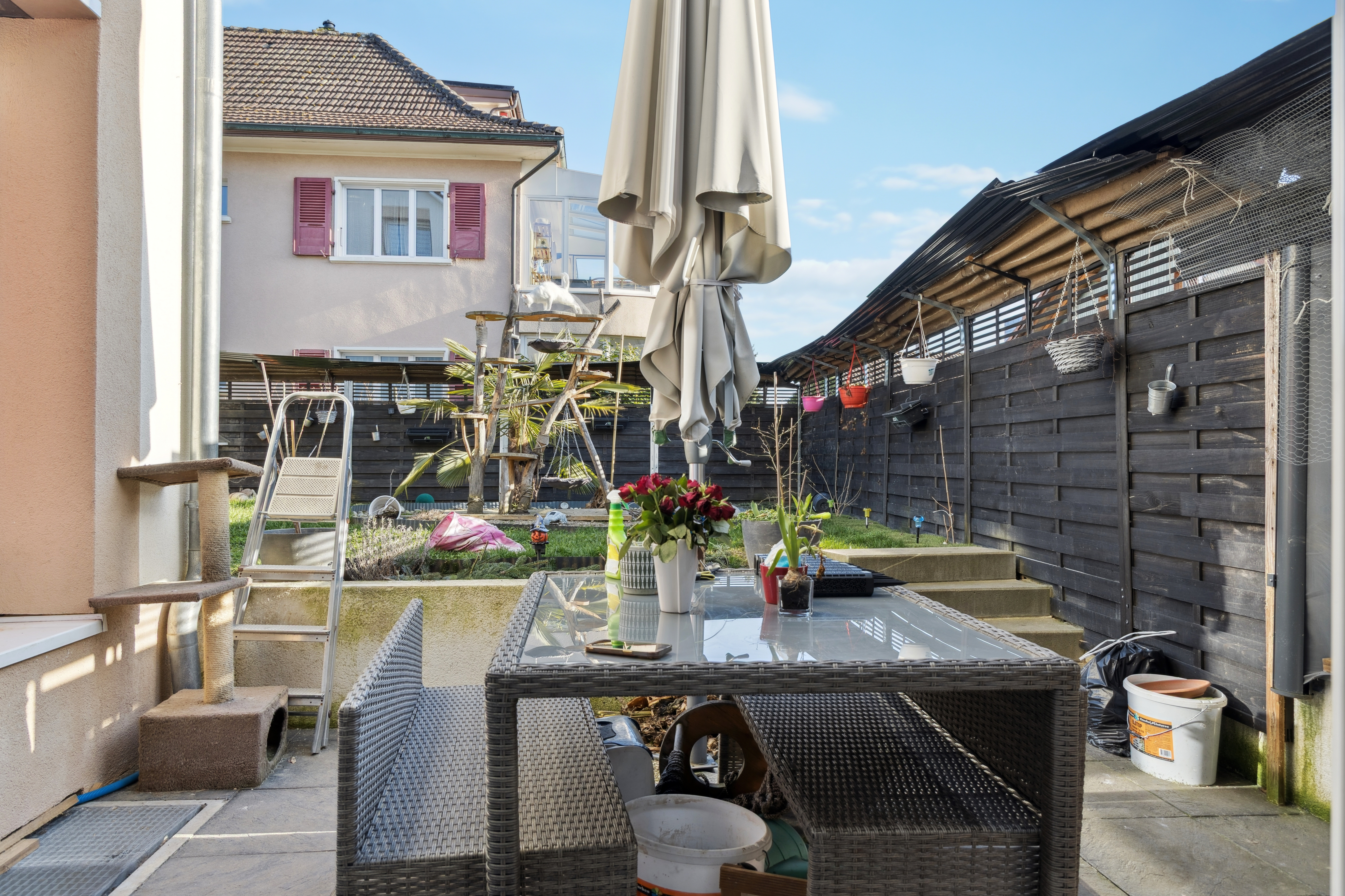 Terrasse ensoleillée avec espace de vie supplémentaire en plein air