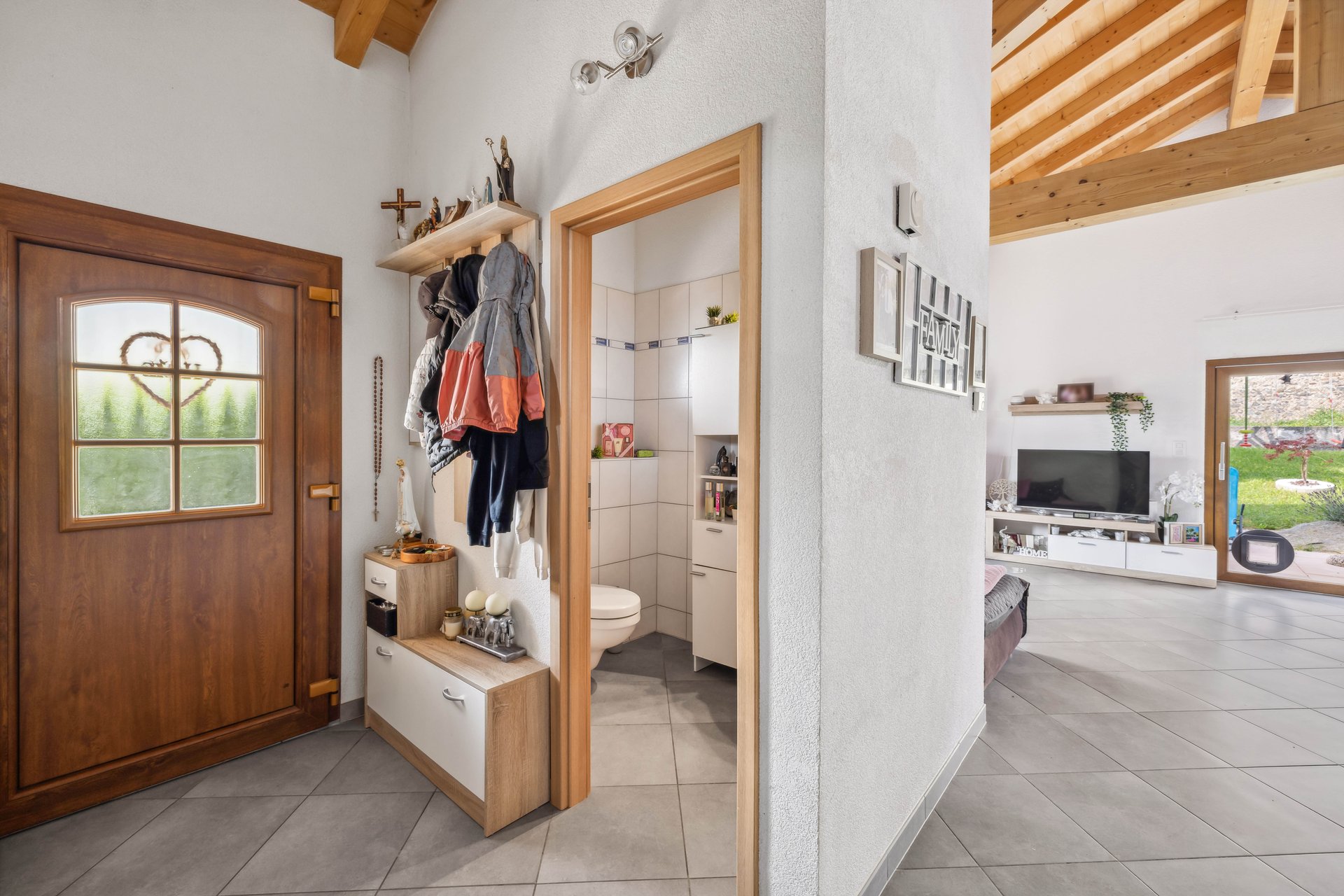 Eingang, Flur und Besucher-WC Eingang, Flur und Besucher-WC