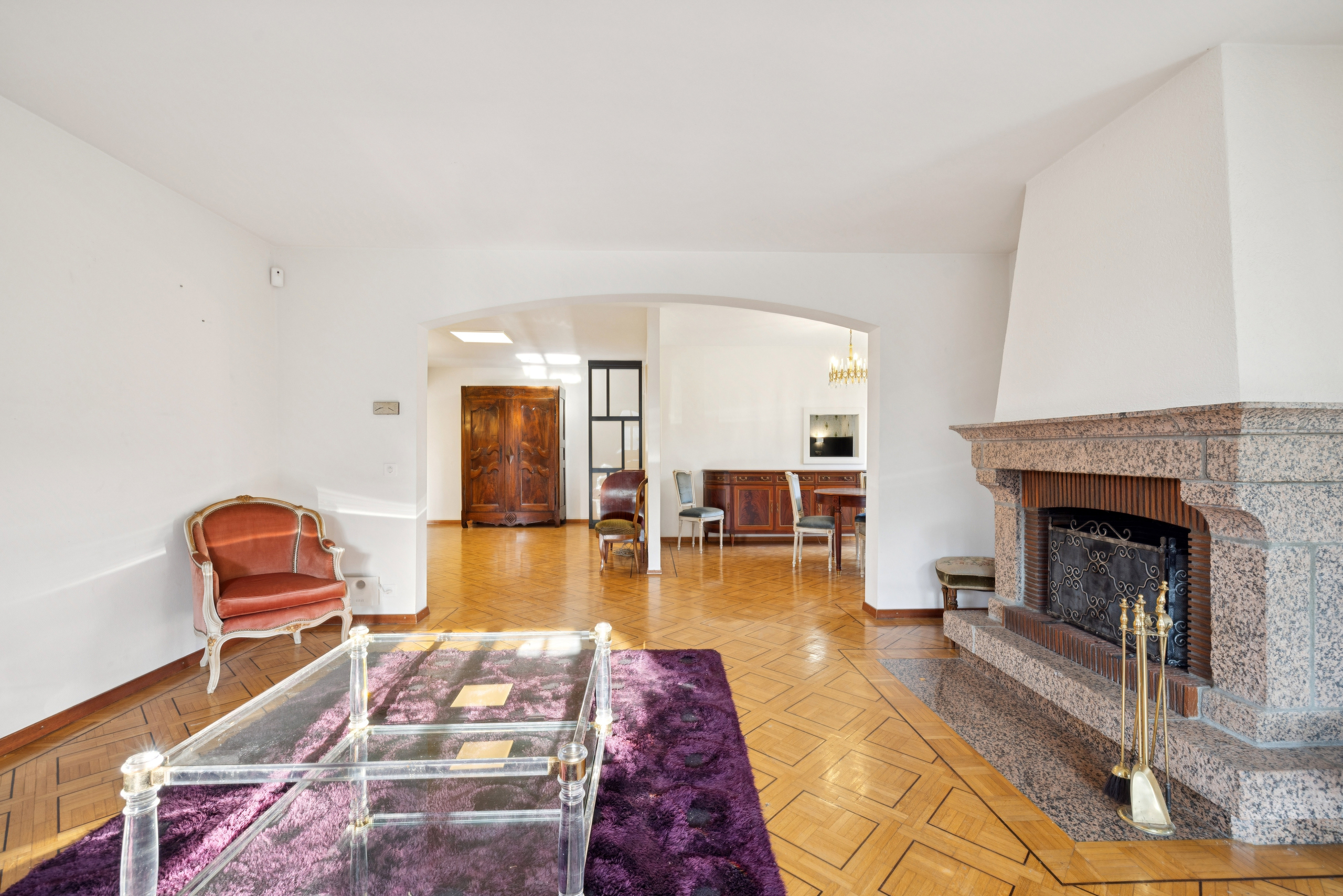 Spacieux séjour avec sa grande cheminée Spacieux séjour avec sa grande cheminée